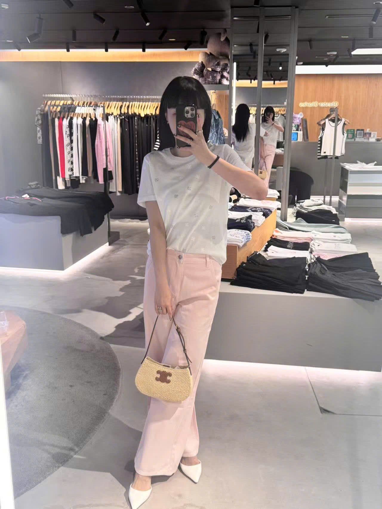  2.Quần jean hồng túi chéo, logo túi sau 