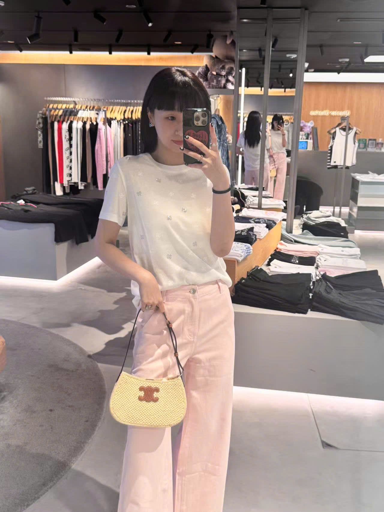  2.Quần jean hồng túi chéo, logo túi sau 