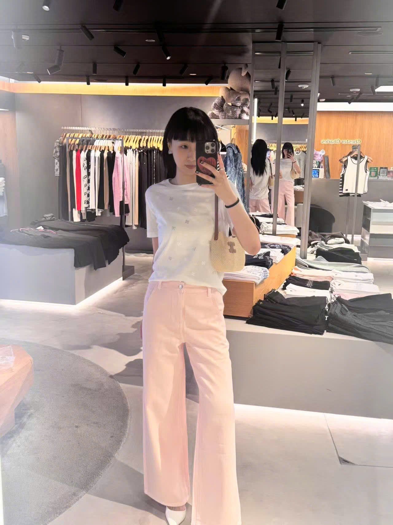  2.Quần jean hồng túi chéo, logo túi sau 