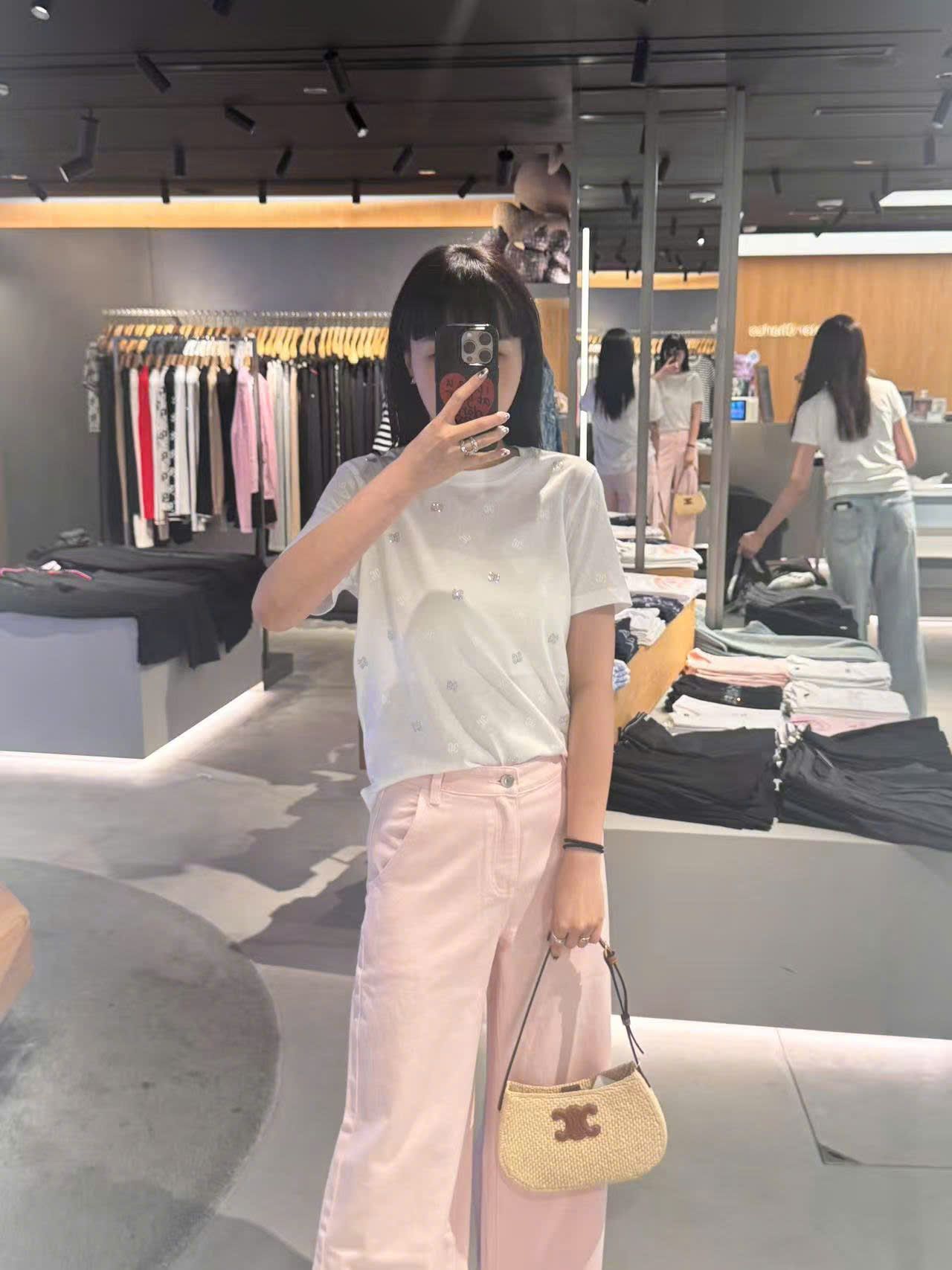  2.Quần jean hồng túi chéo, logo túi sau 