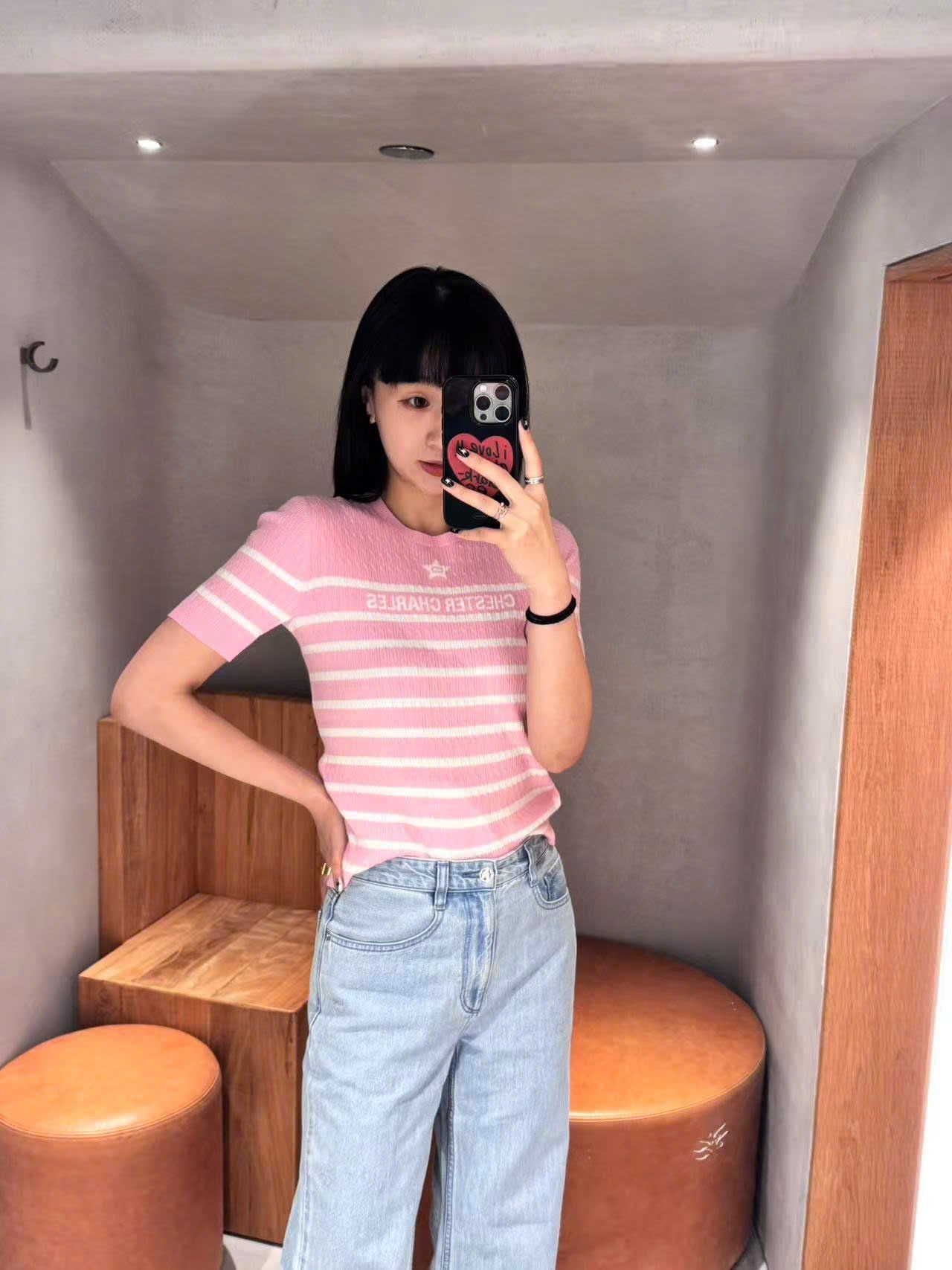  Áo hồng kẻ ngang trắng - ngôi sao giữa 