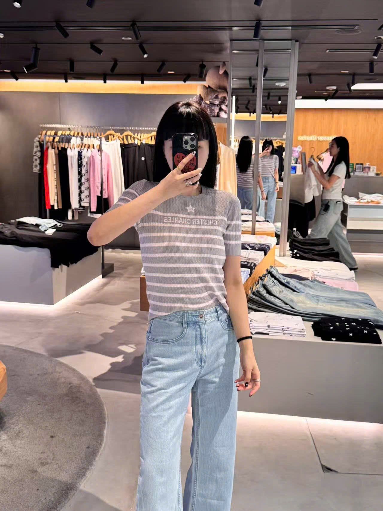  Áo xám kẻ ngang trắng - ngôi sao giữa 