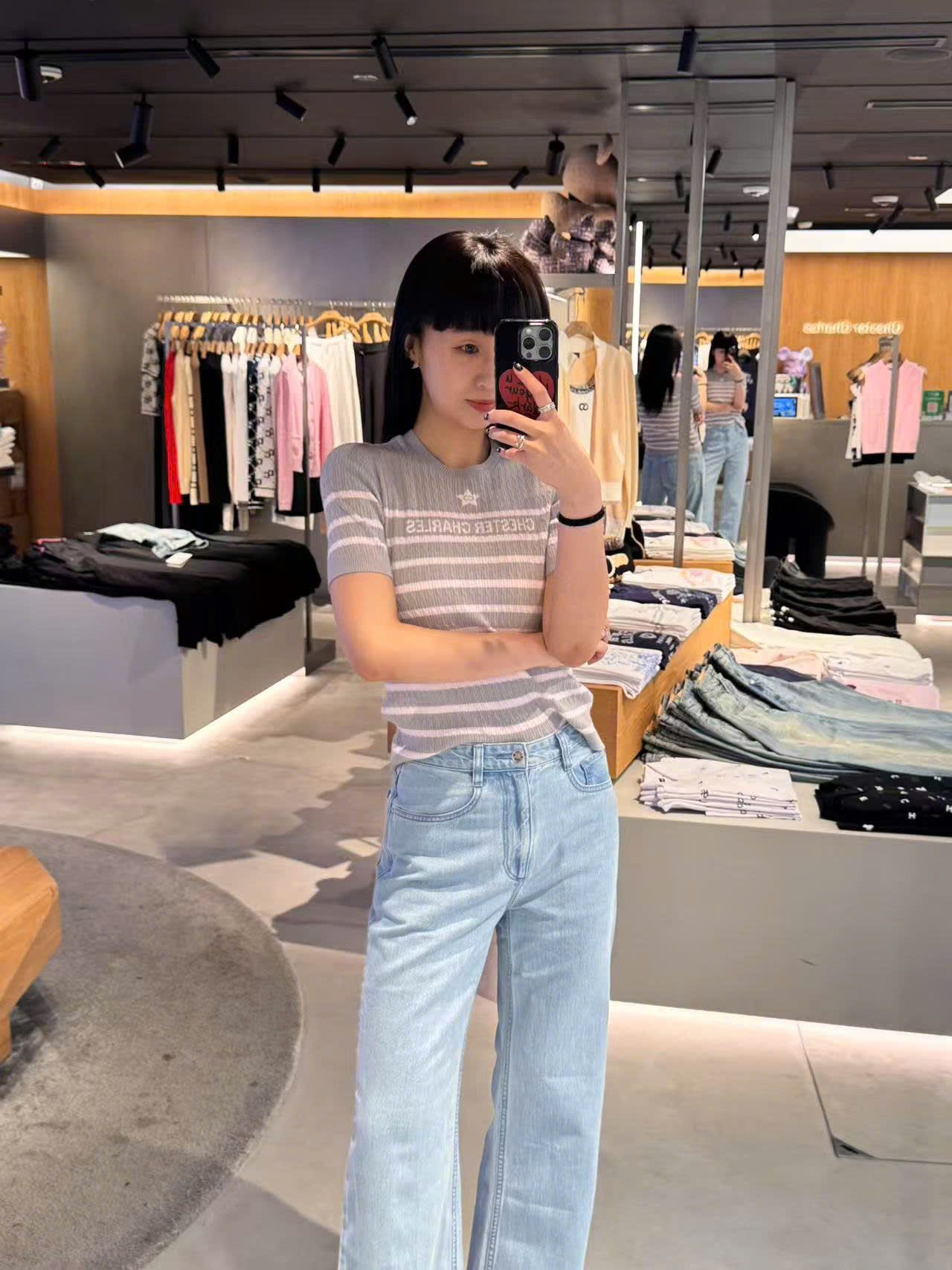  Áo xám kẻ ngang trắng - ngôi sao giữa 