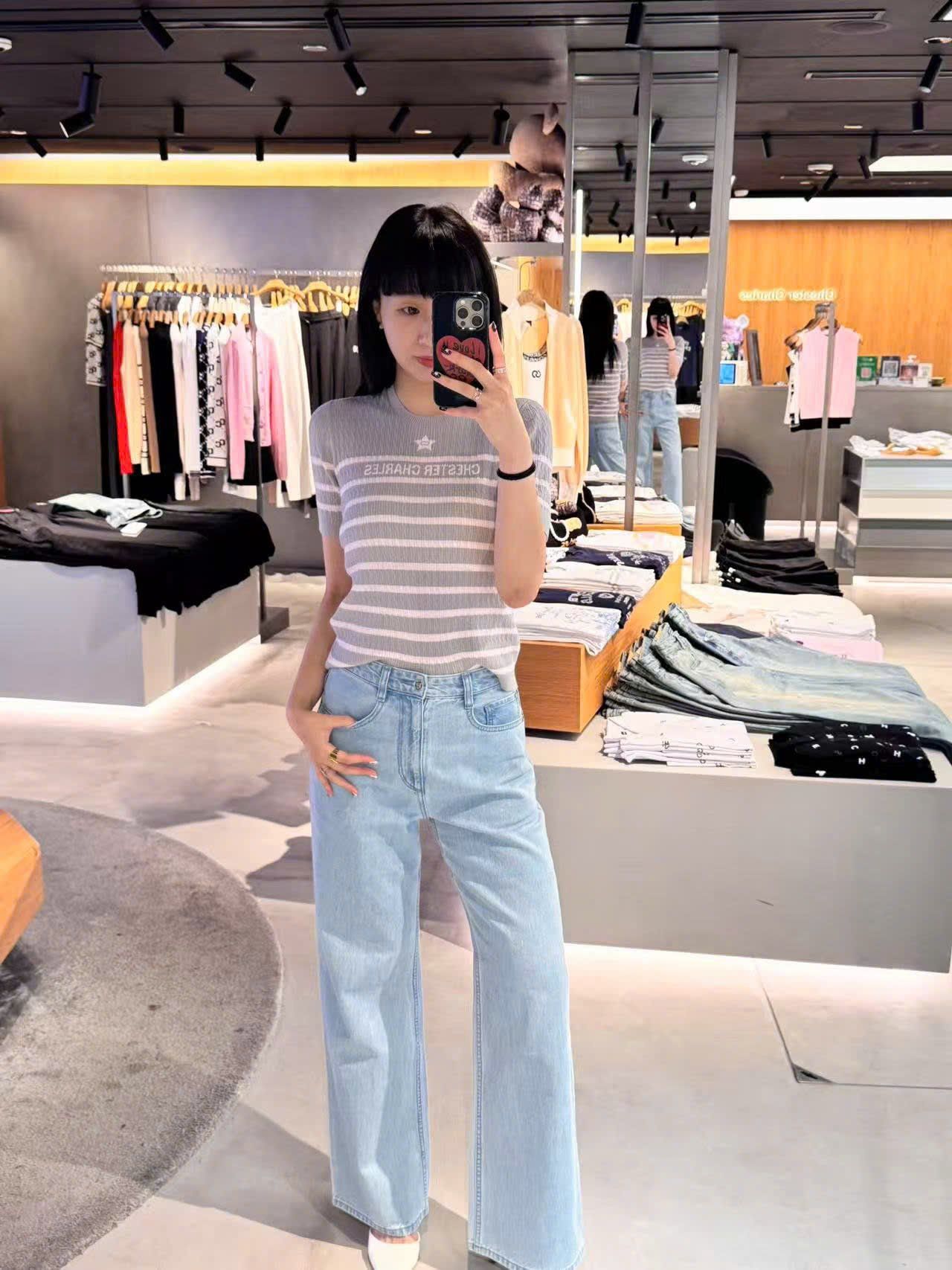  Áo xám kẻ ngang trắng - ngôi sao giữa 