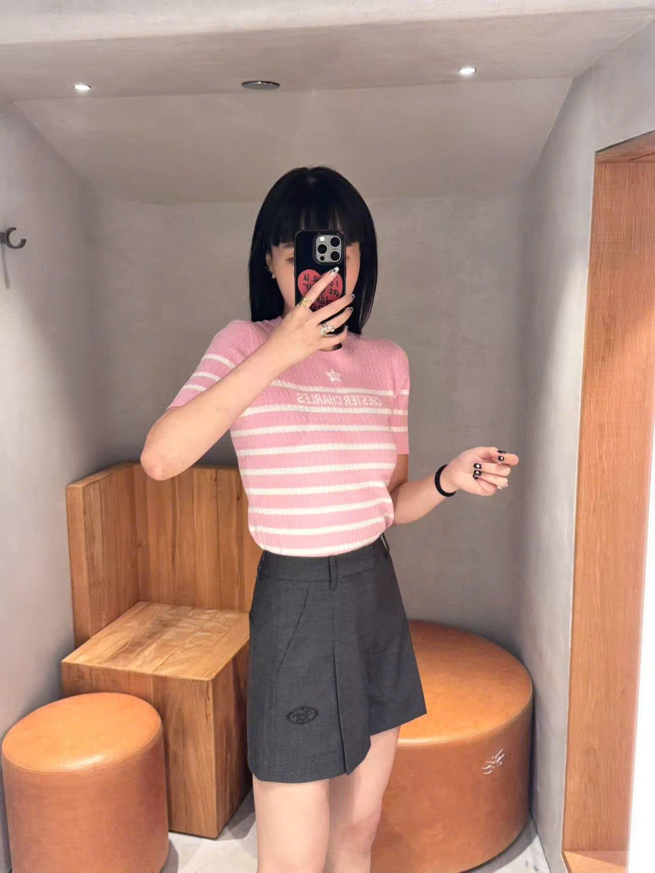  Áo hồng kẻ ngang trắng - ngôi sao giữa 