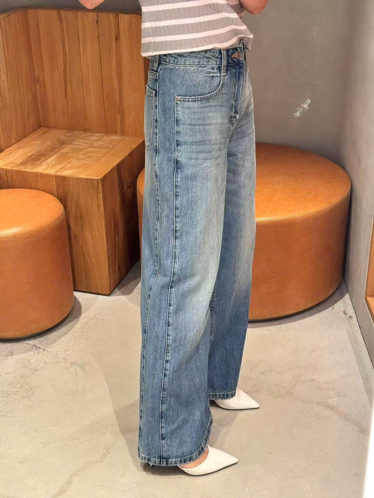  5.Quần jean xanh SS25 chữ chồng nhau 1 bên túi 