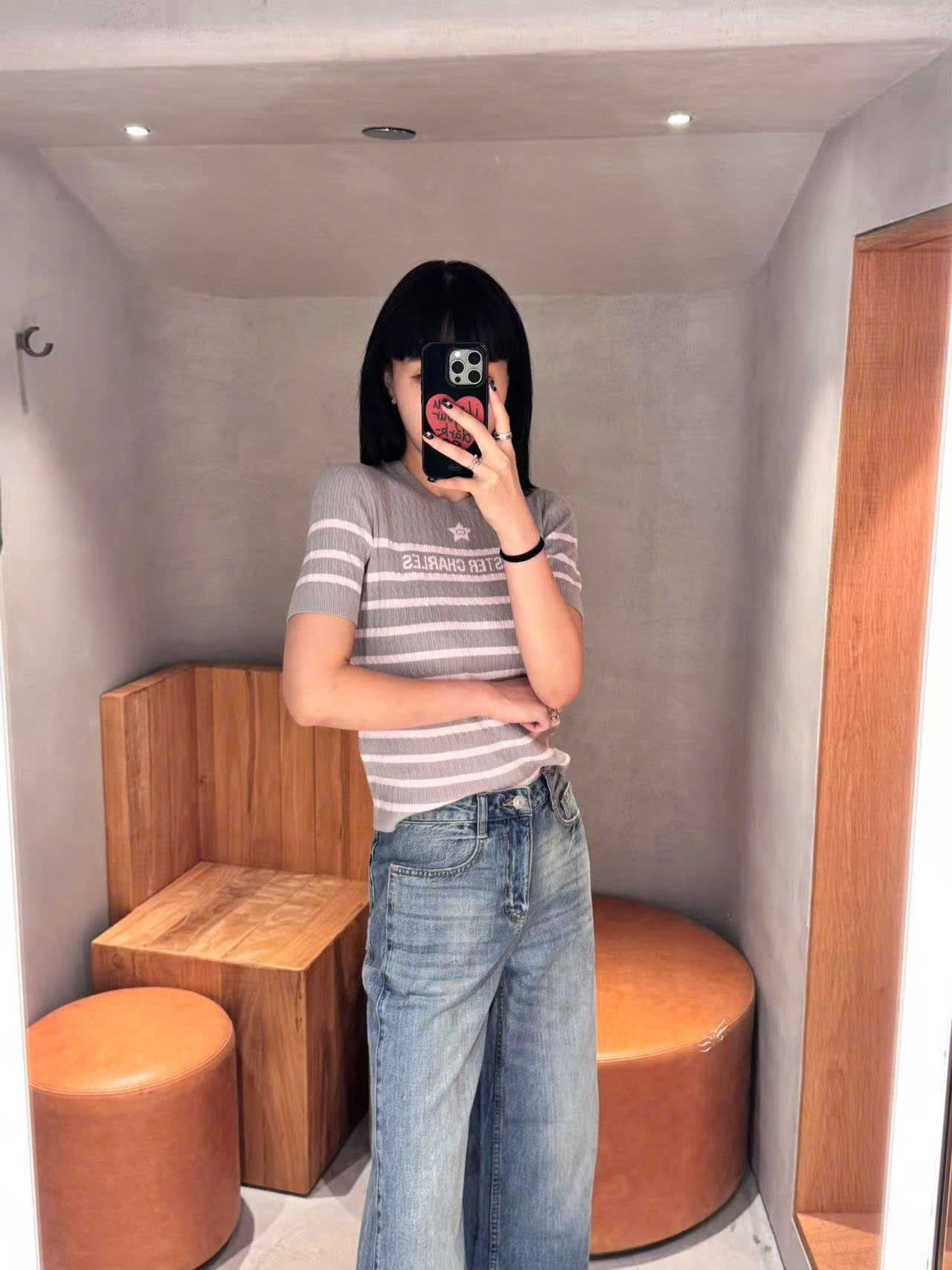  5.Quần jean xanh SS25 chữ chồng nhau 1 bên túi 