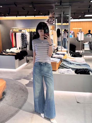  5.Quần jean xanh SS25 chữ chồng nhau 1 bên túi 