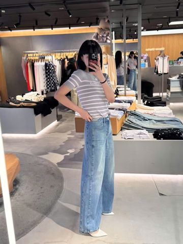  5.Quần jean xanh SS25 chữ chồng nhau 1 bên túi 