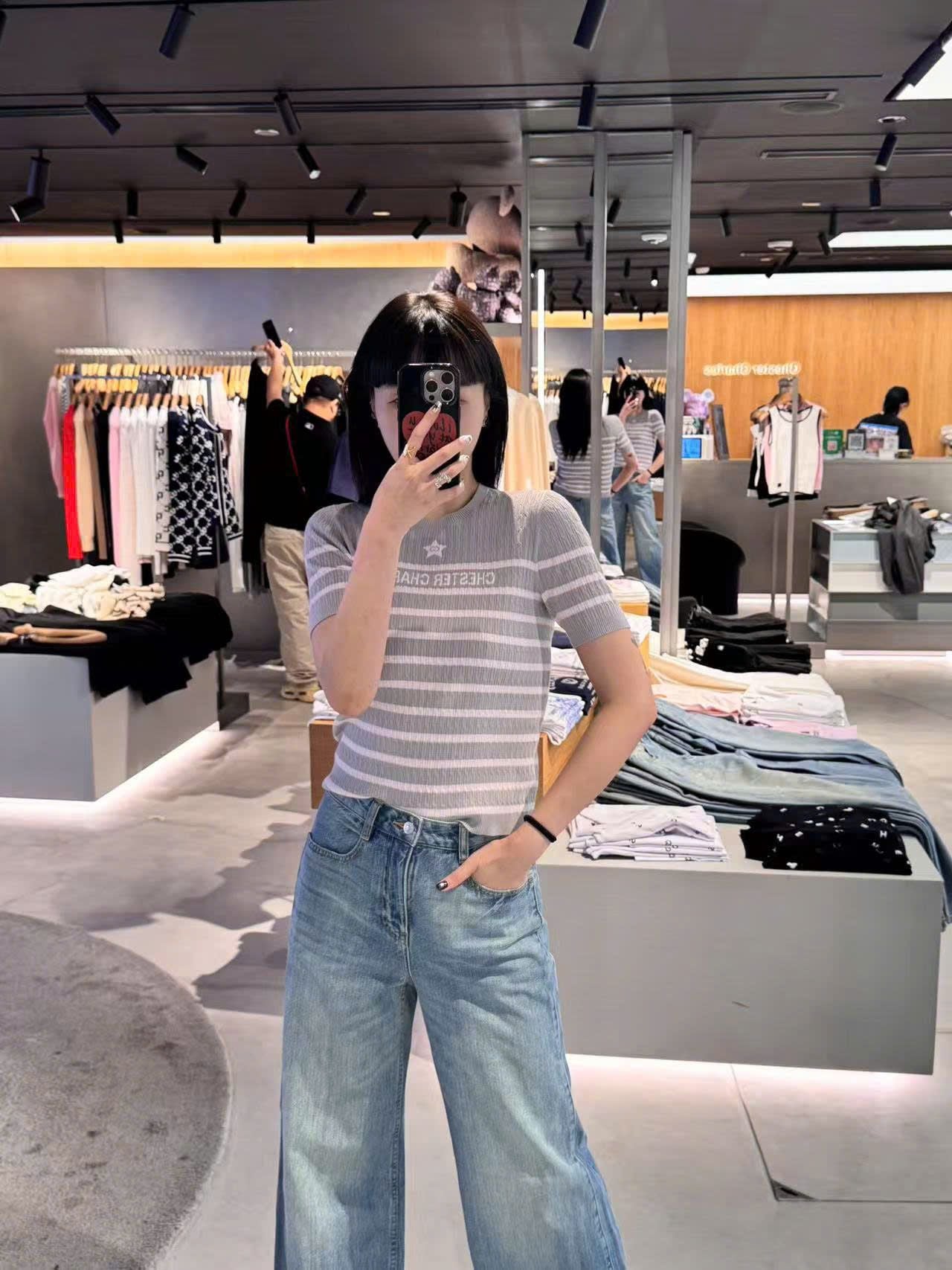  5.Quần jean xanh SS25 chữ chồng nhau 1 bên túi 