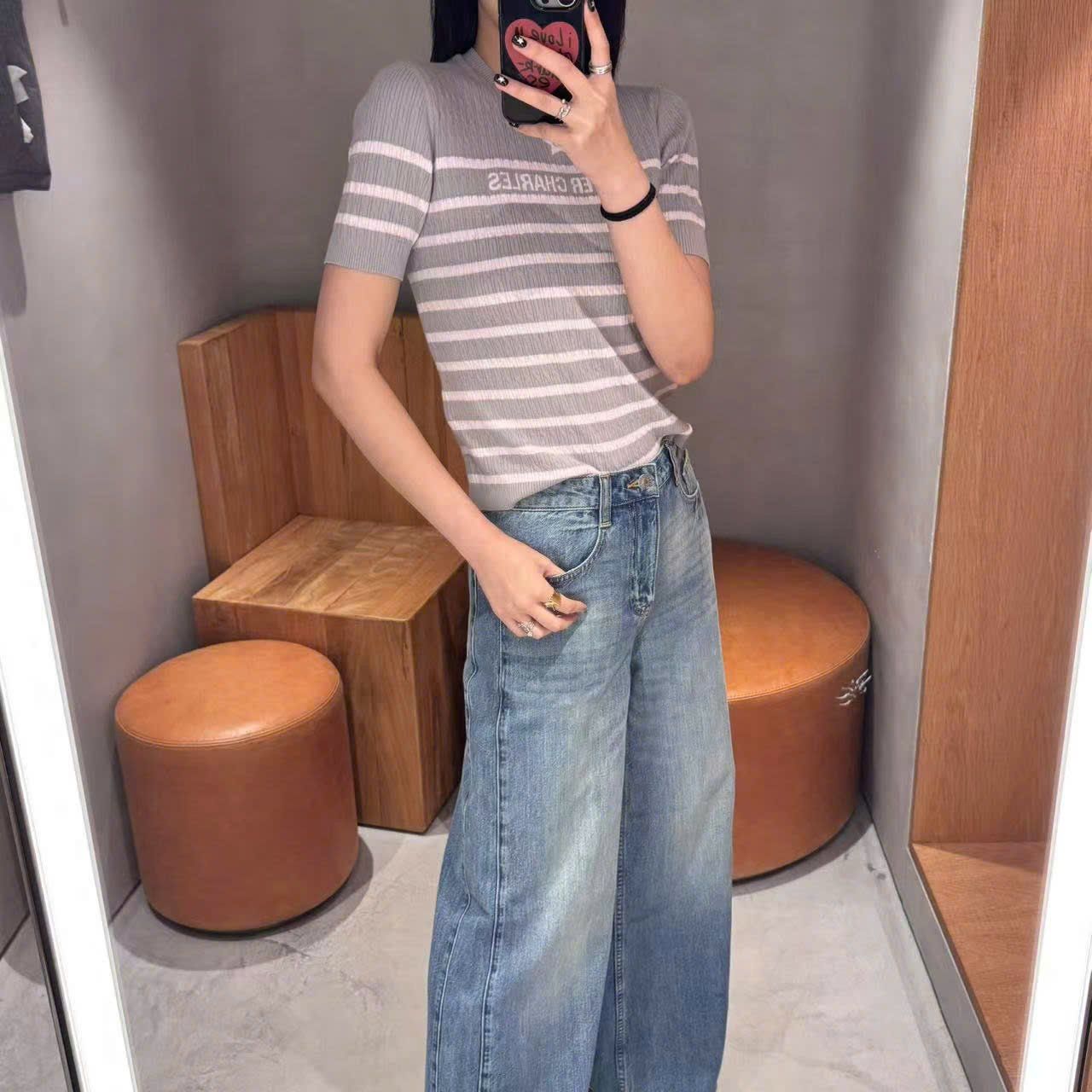  5.Quần jean xanh SS25 chữ chồng nhau 1 bên túi 