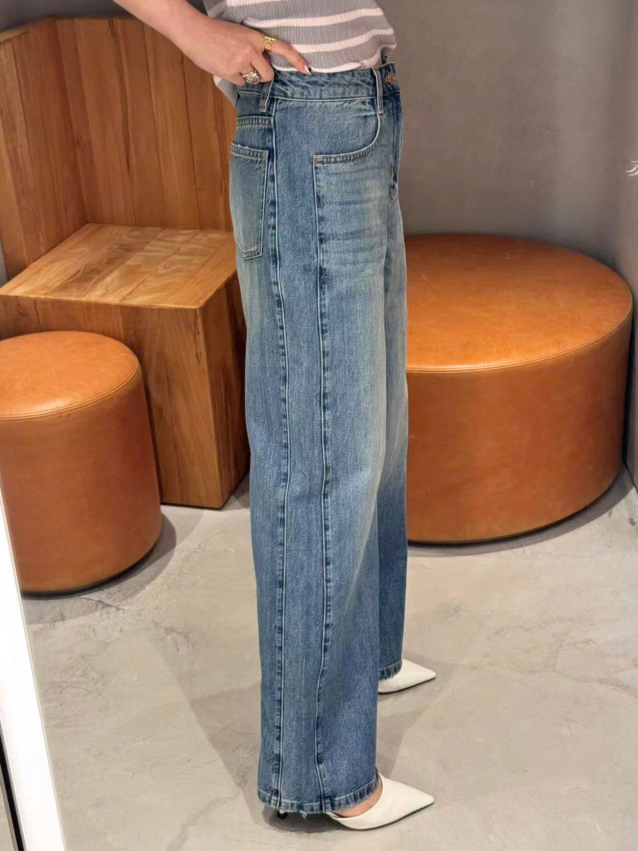  5.Quần jean xanh SS25 chữ chồng nhau 1 bên túi 