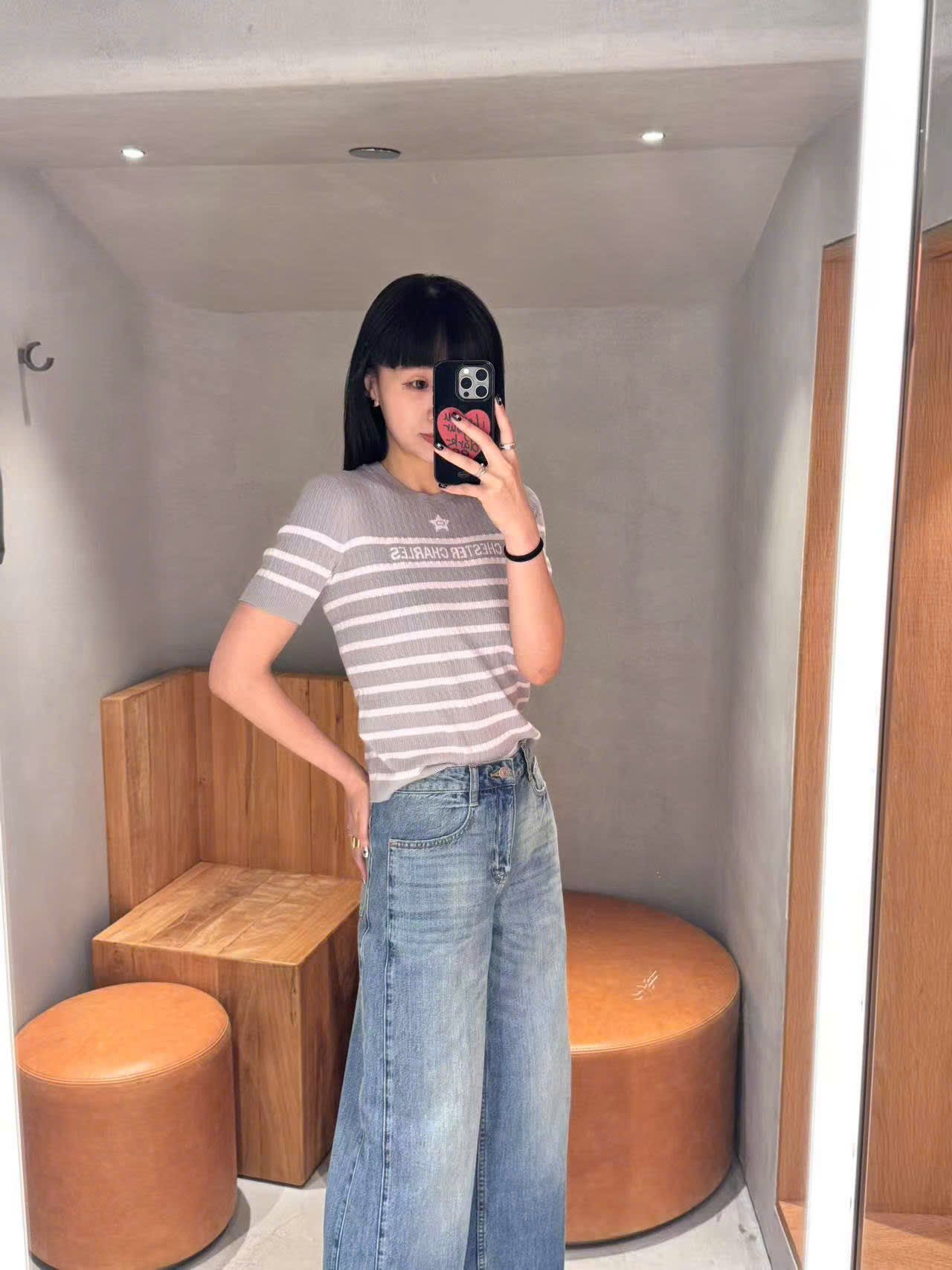  5.Quần jean xanh SS25 chữ chồng nhau 1 bên túi 