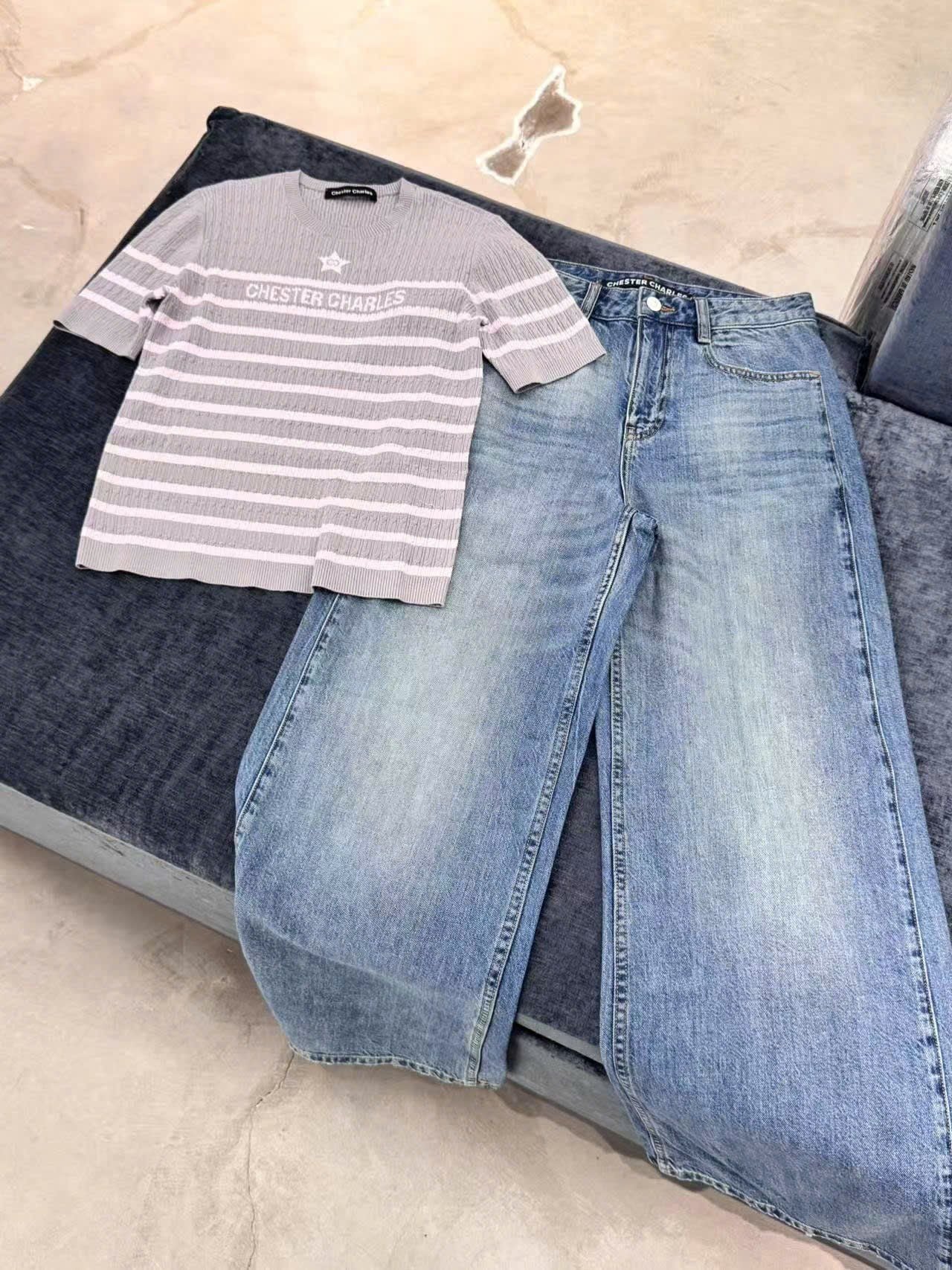  5.Quần jean xanh SS25 chữ chồng nhau 1 bên túi 