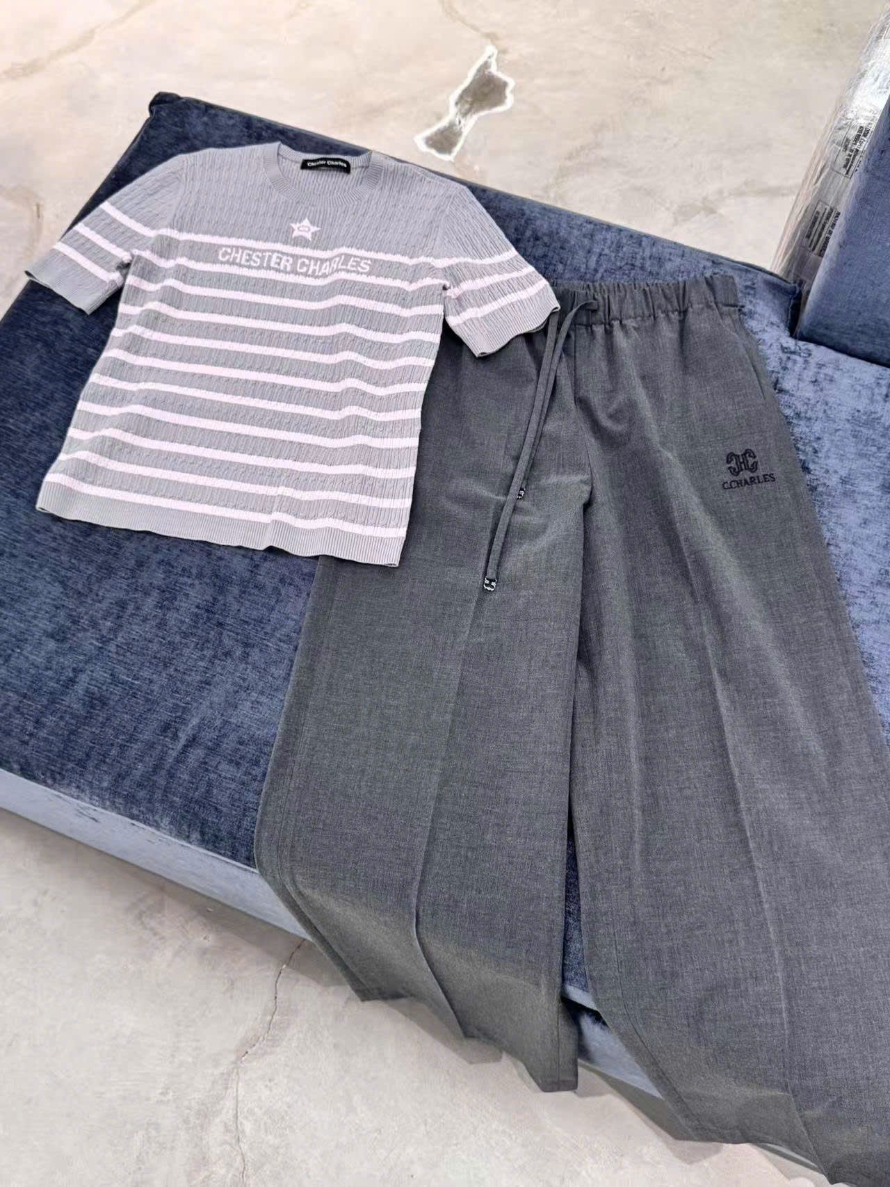  Áo xám kẻ ngang trắng - ngôi sao giữa 