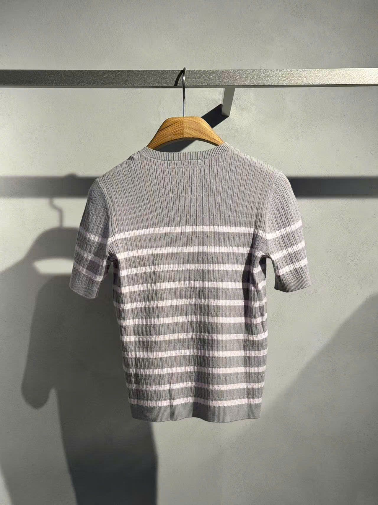  Áo xám kẻ ngang trắng - ngôi sao giữa 