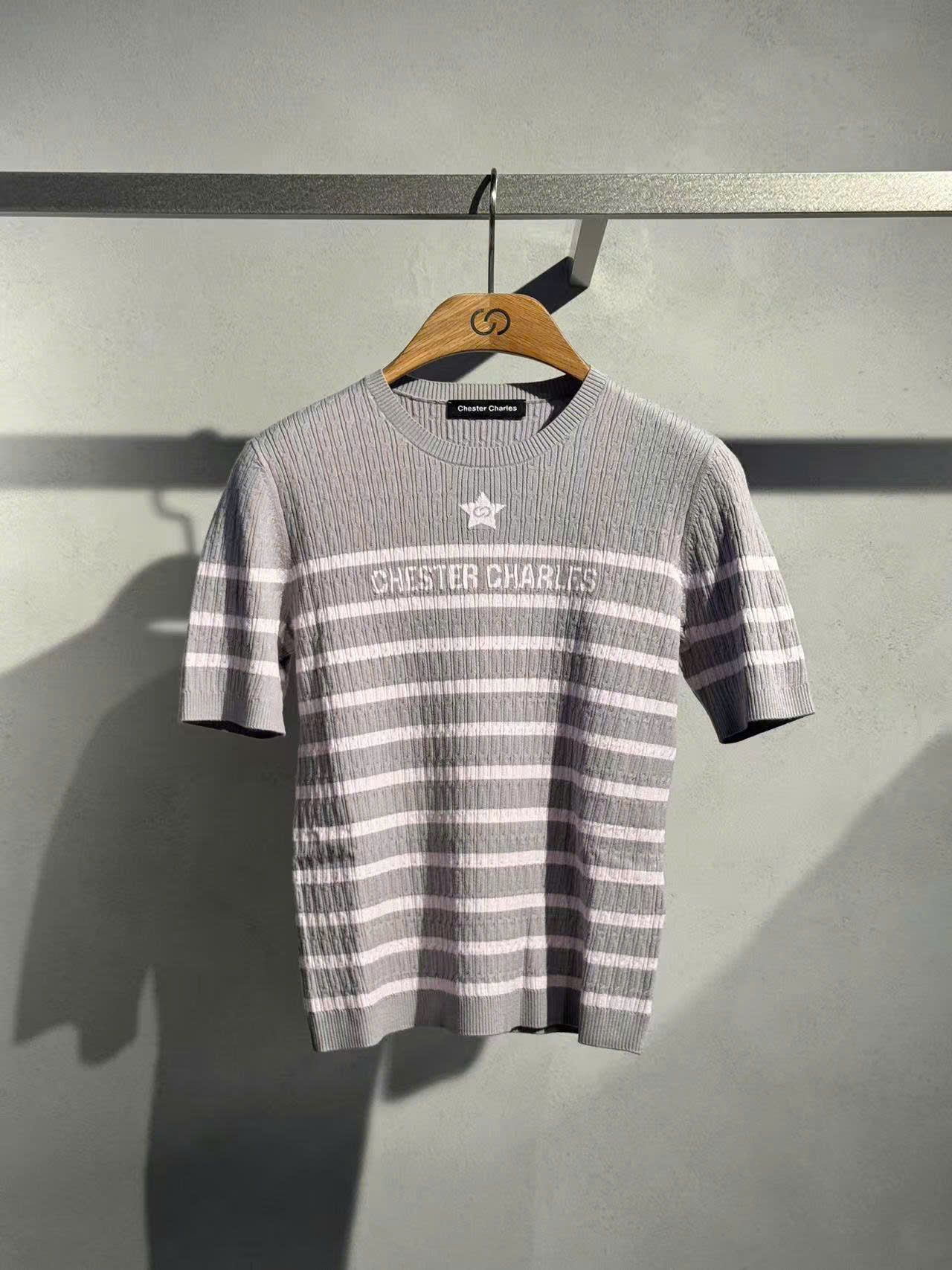  Áo xám kẻ ngang trắng - ngôi sao giữa 