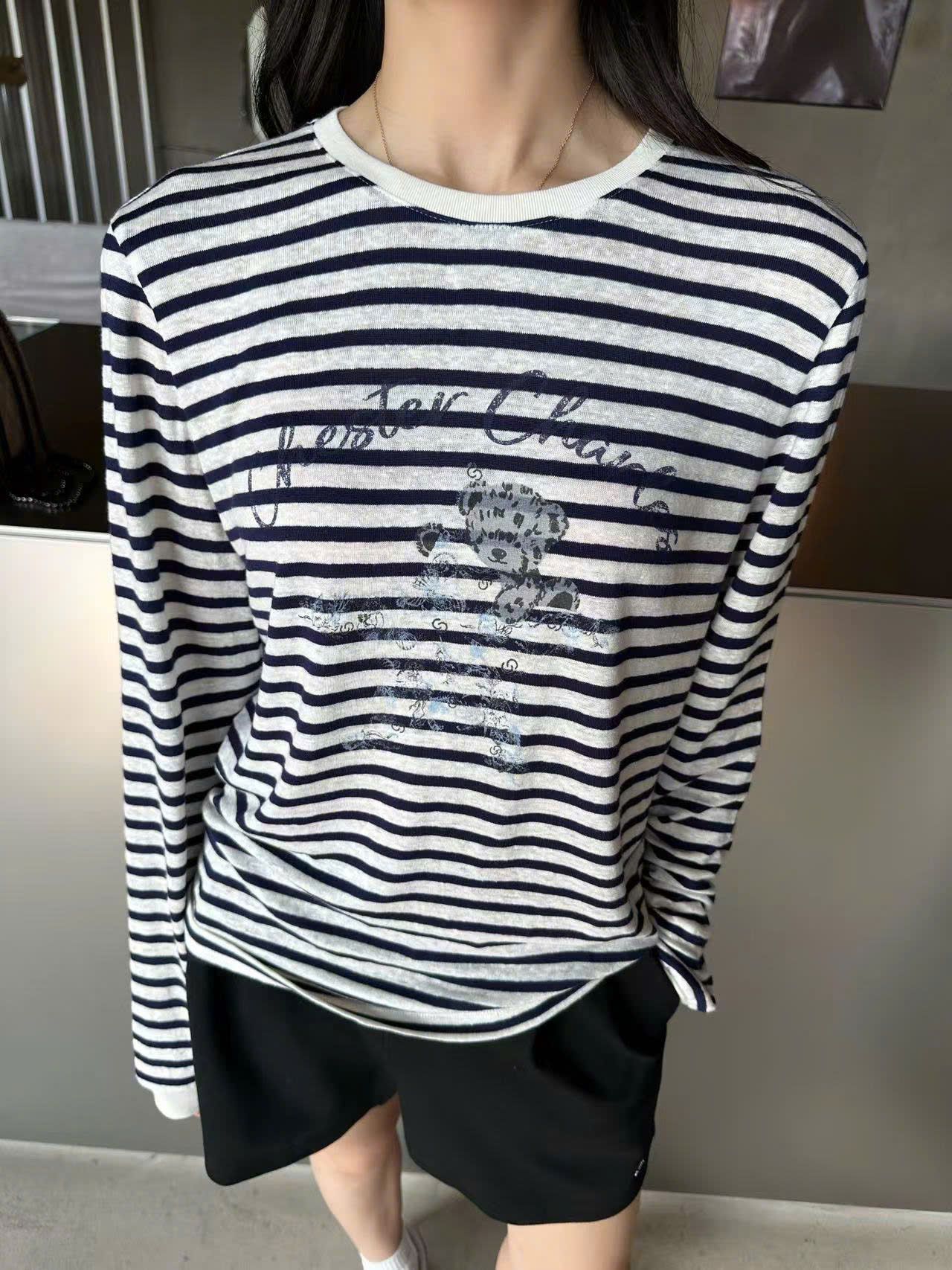  Áo dài tay trắng kẻ đen, ngực gấu ôm sao 