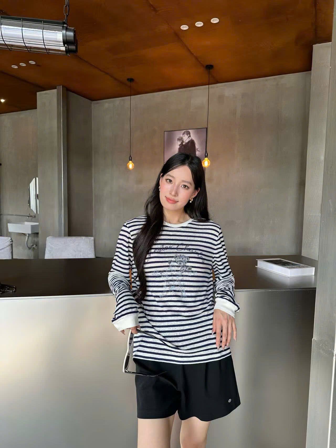  Áo dài tay trắng kẻ đen, ngực gấu ôm sao 