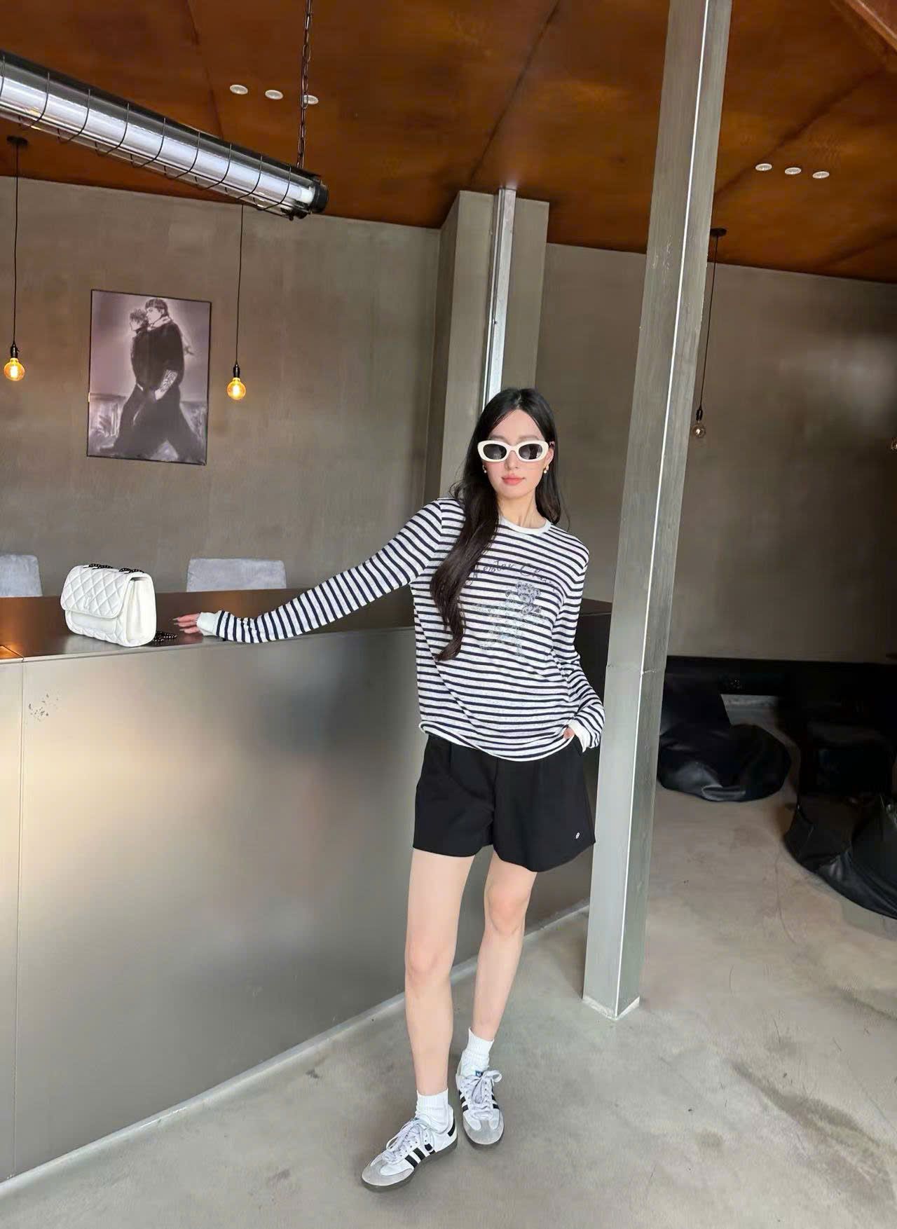  Áo dài tay trắng kẻ đen, ngực gấu ôm sao 