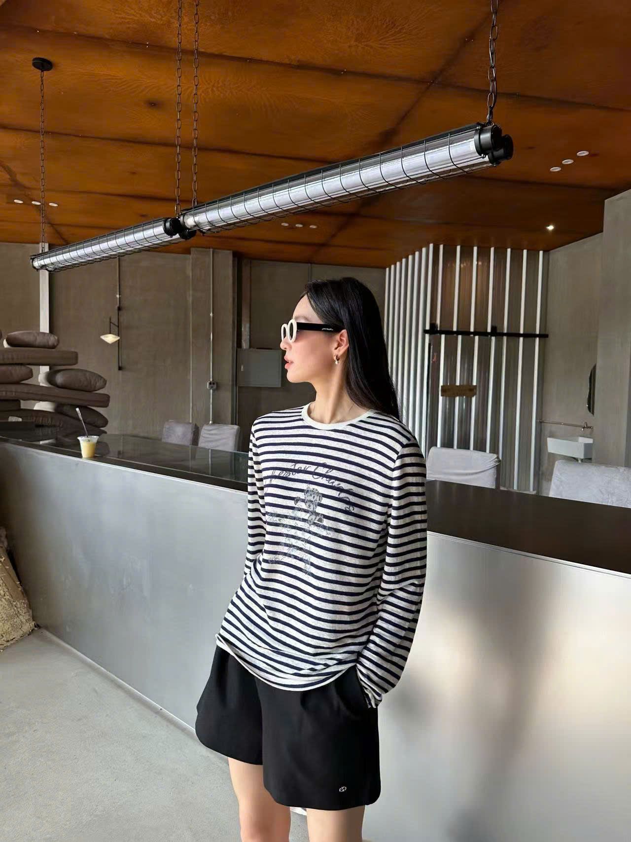  Áo dài tay trắng kẻ đen, ngực gấu ôm sao 