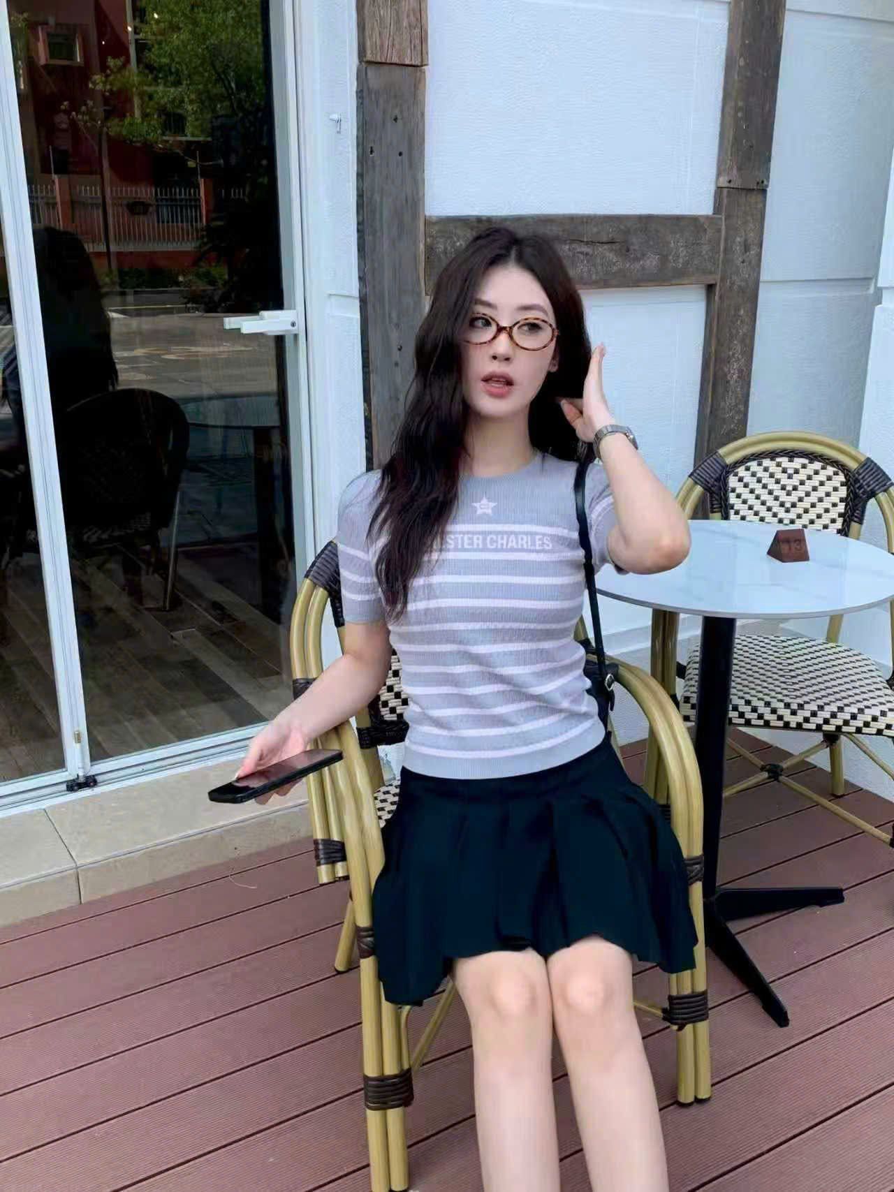  Áo xám kẻ ngang trắng - ngôi sao giữa 