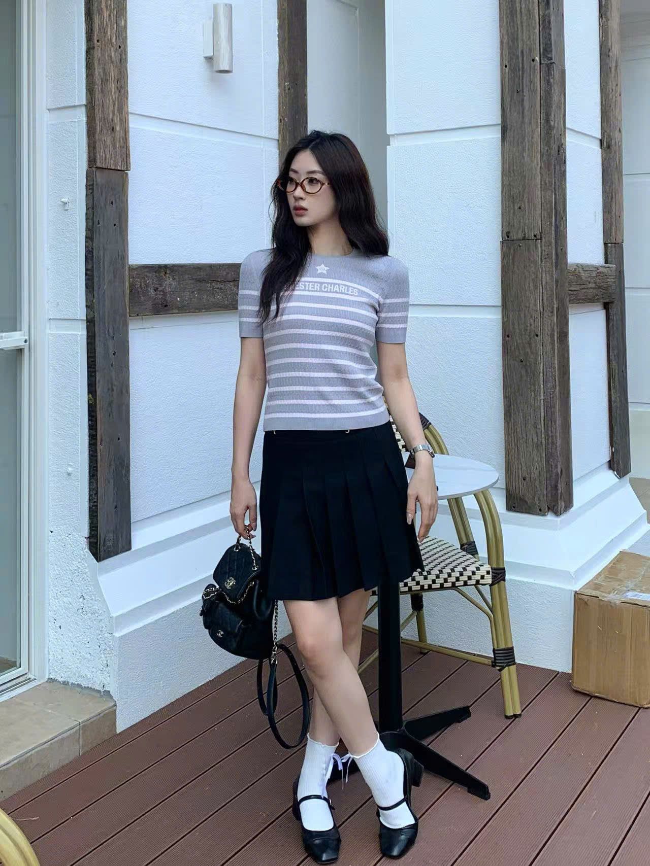  Áo xám kẻ ngang trắng - ngôi sao giữa 