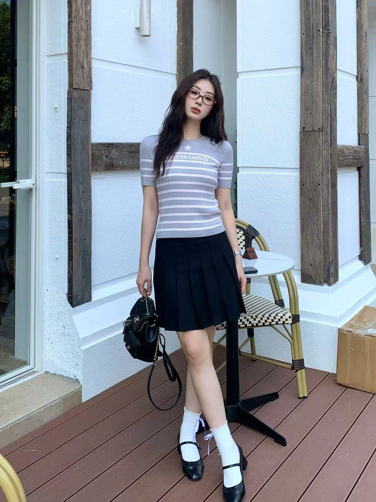  Áo xám kẻ ngang trắng - ngôi sao giữa 