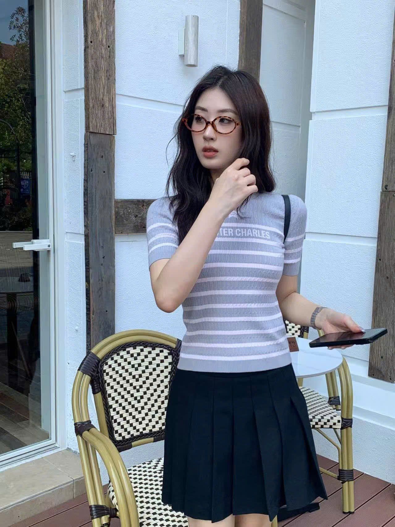  Áo xám kẻ ngang trắng - ngôi sao giữa 