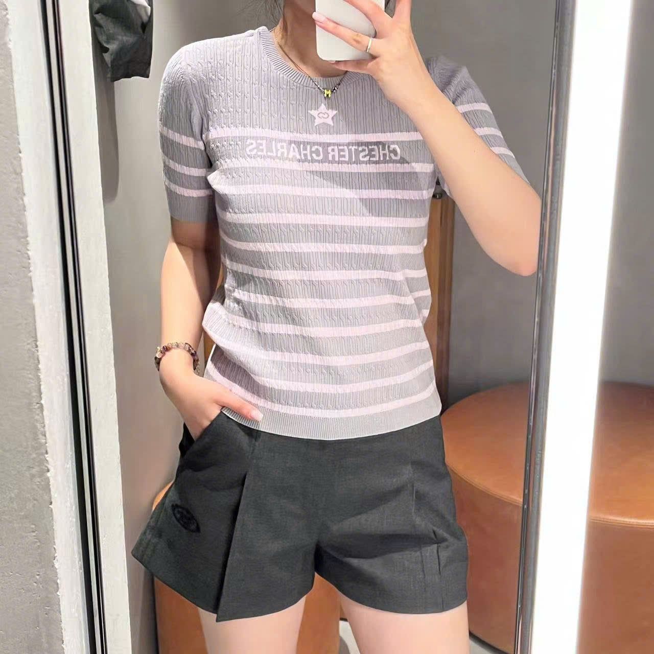  Áo xám kẻ ngang trắng - ngôi sao giữa 