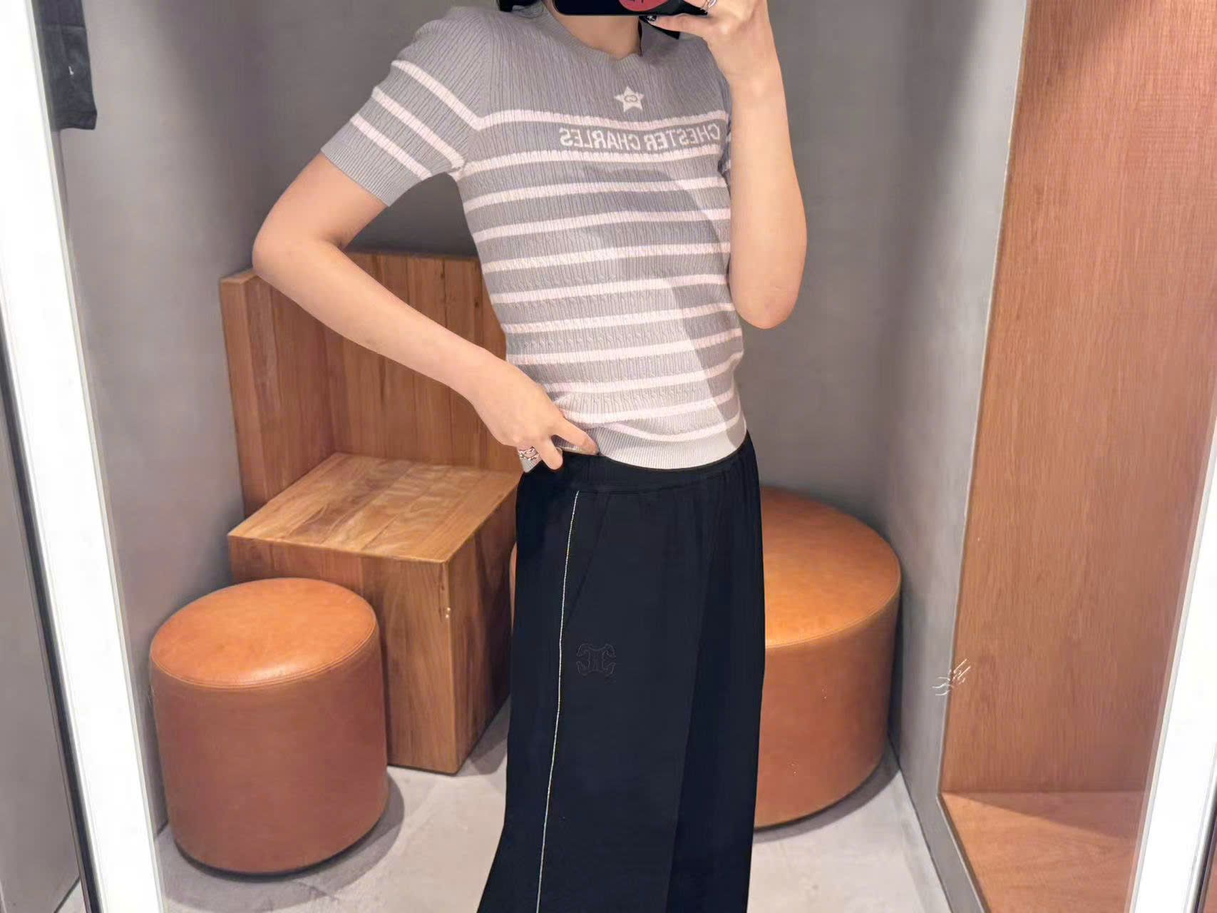  Áo xám kẻ ngang trắng - ngôi sao giữa 