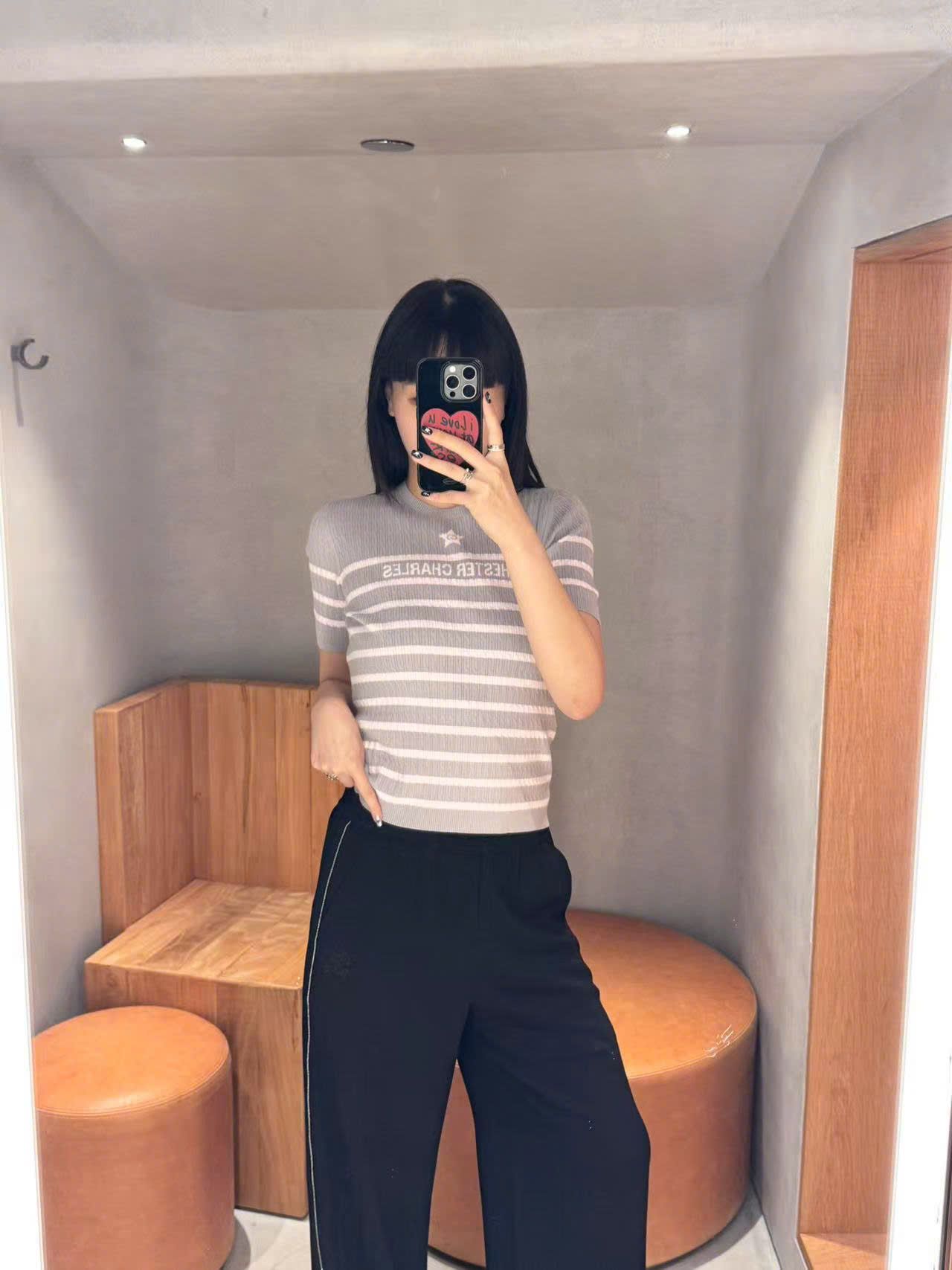  Áo xám kẻ ngang trắng - ngôi sao giữa 