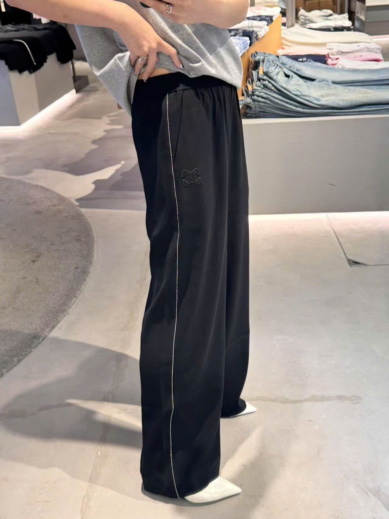  Quần đen logo túi viền đá nhỏ 