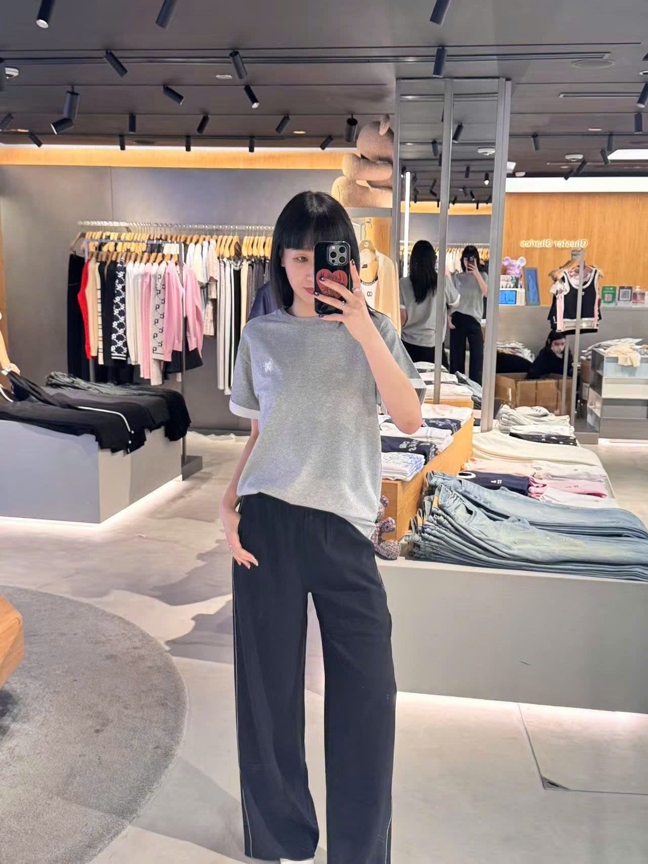  Quần đen logo túi viền đá nhỏ 