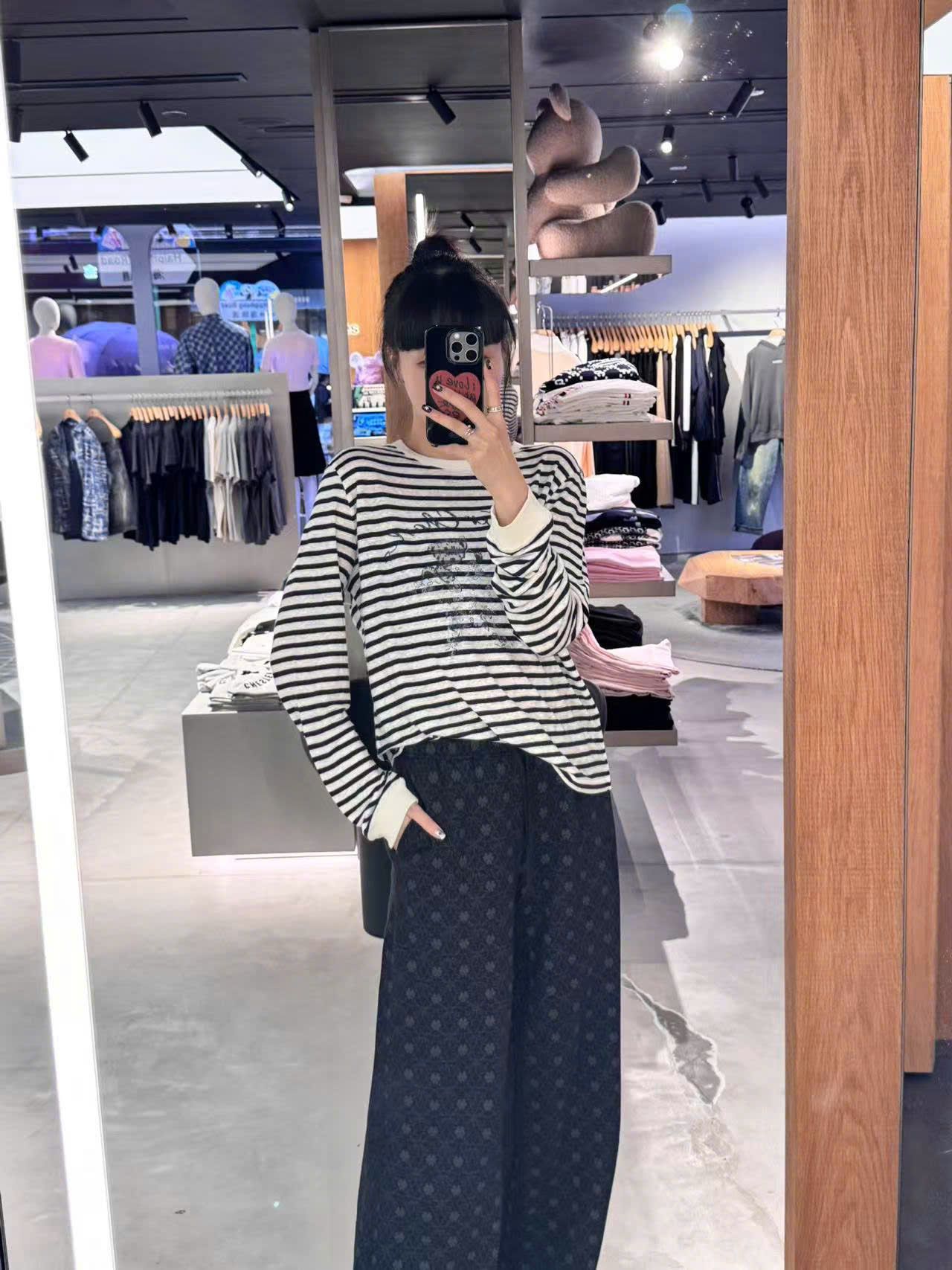  Áo dài tay trắng kẻ đen, ngực gấu ôm sao 