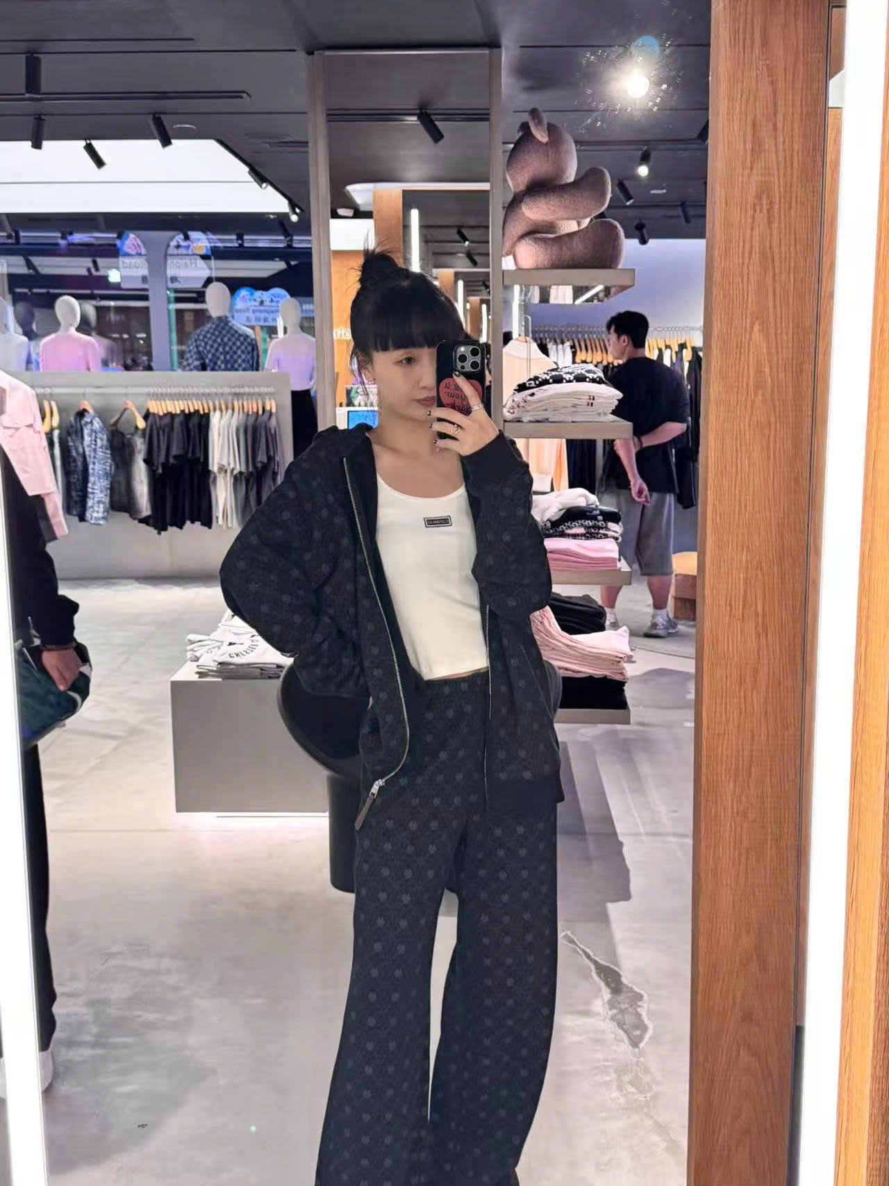  Áo khoác đen CH kéo khóa có mũ 