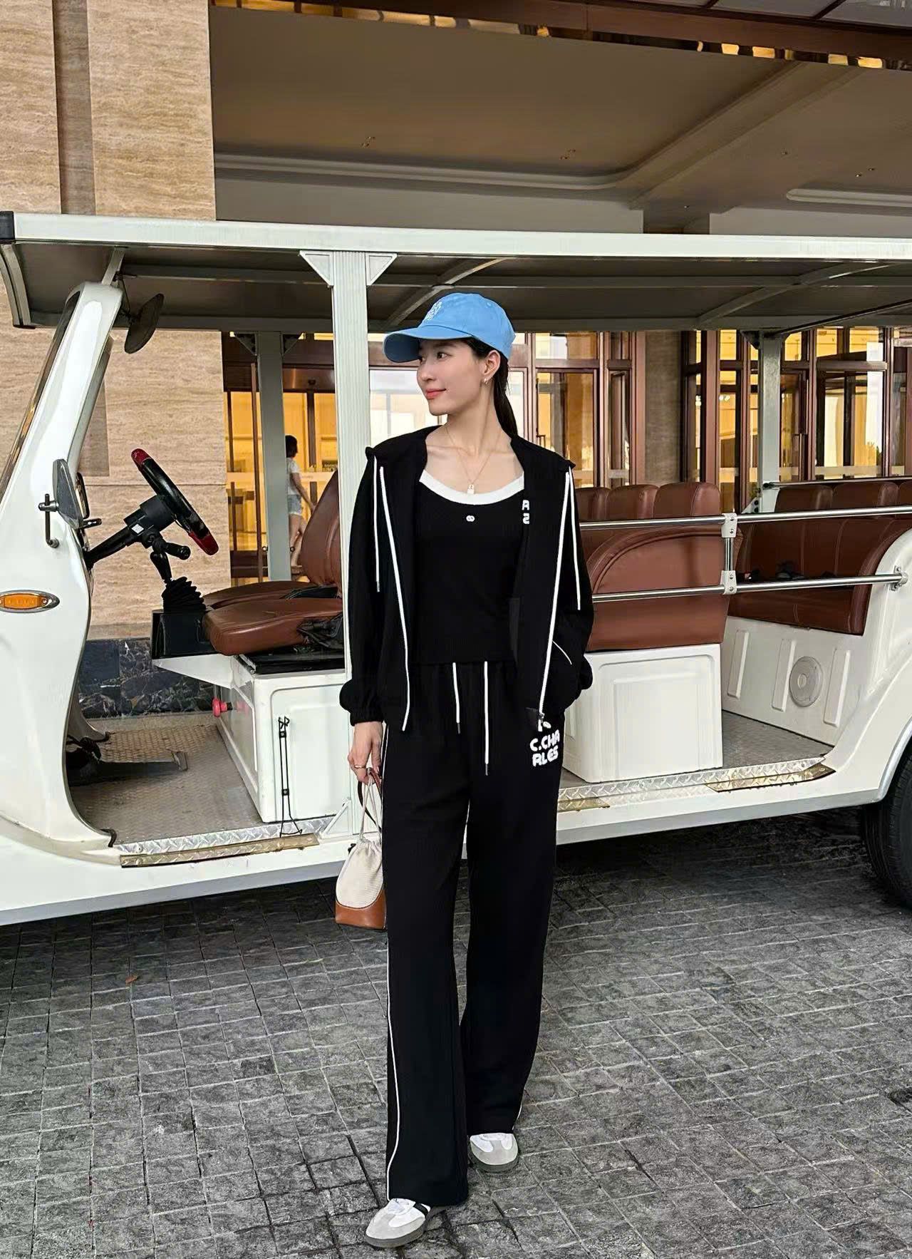  Bộ áo khoác kéo khóa có mũ và quần đen cạp chun - chữ C.Charles trắng set 