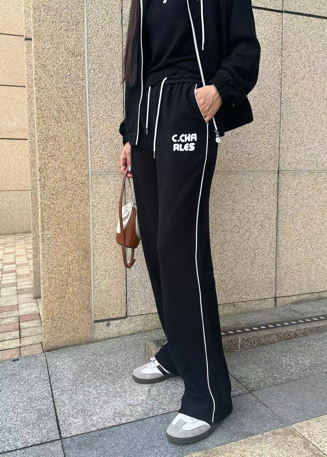  Áo khoác đen, kéo khóa trắng có mũ set 