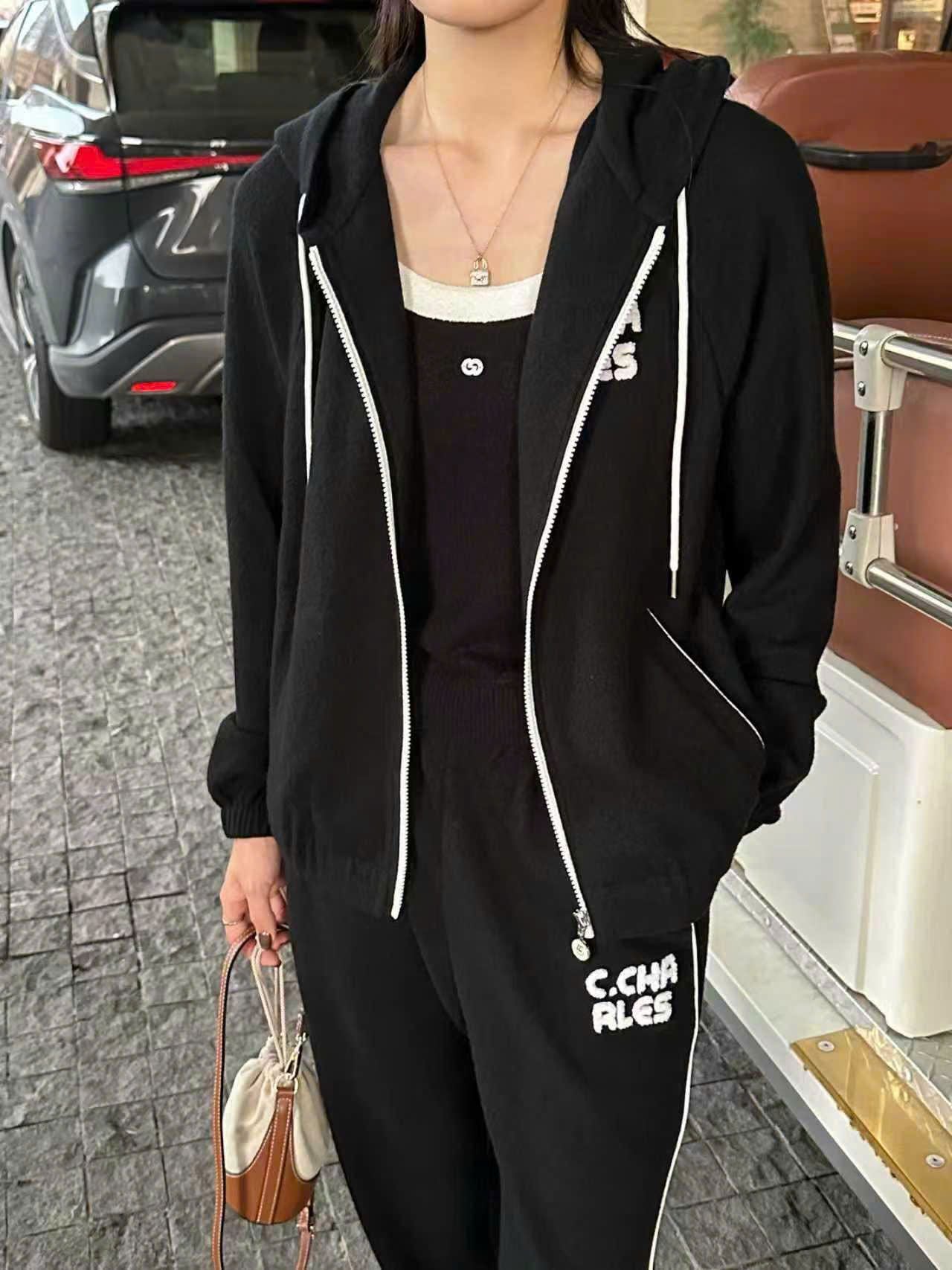  Áo khoác đen, kéo khóa trắng có mũ set 