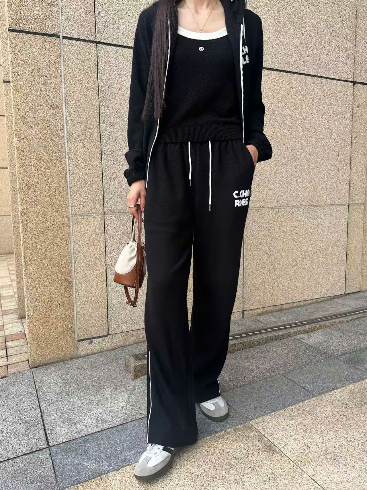  Áo khoác đen, kéo khóa trắng có mũ set 