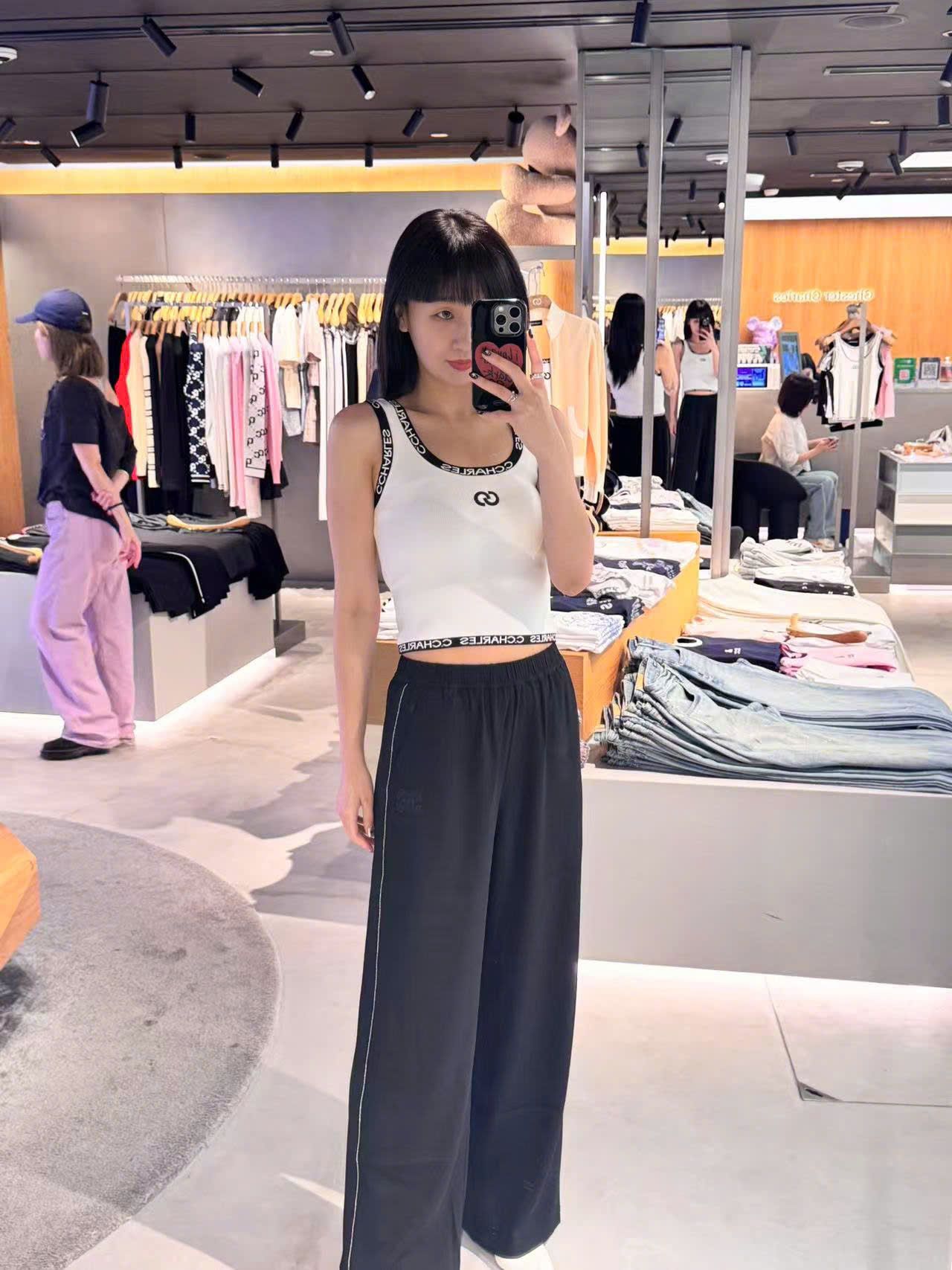  Quần đen logo túi viền đá nhỏ 