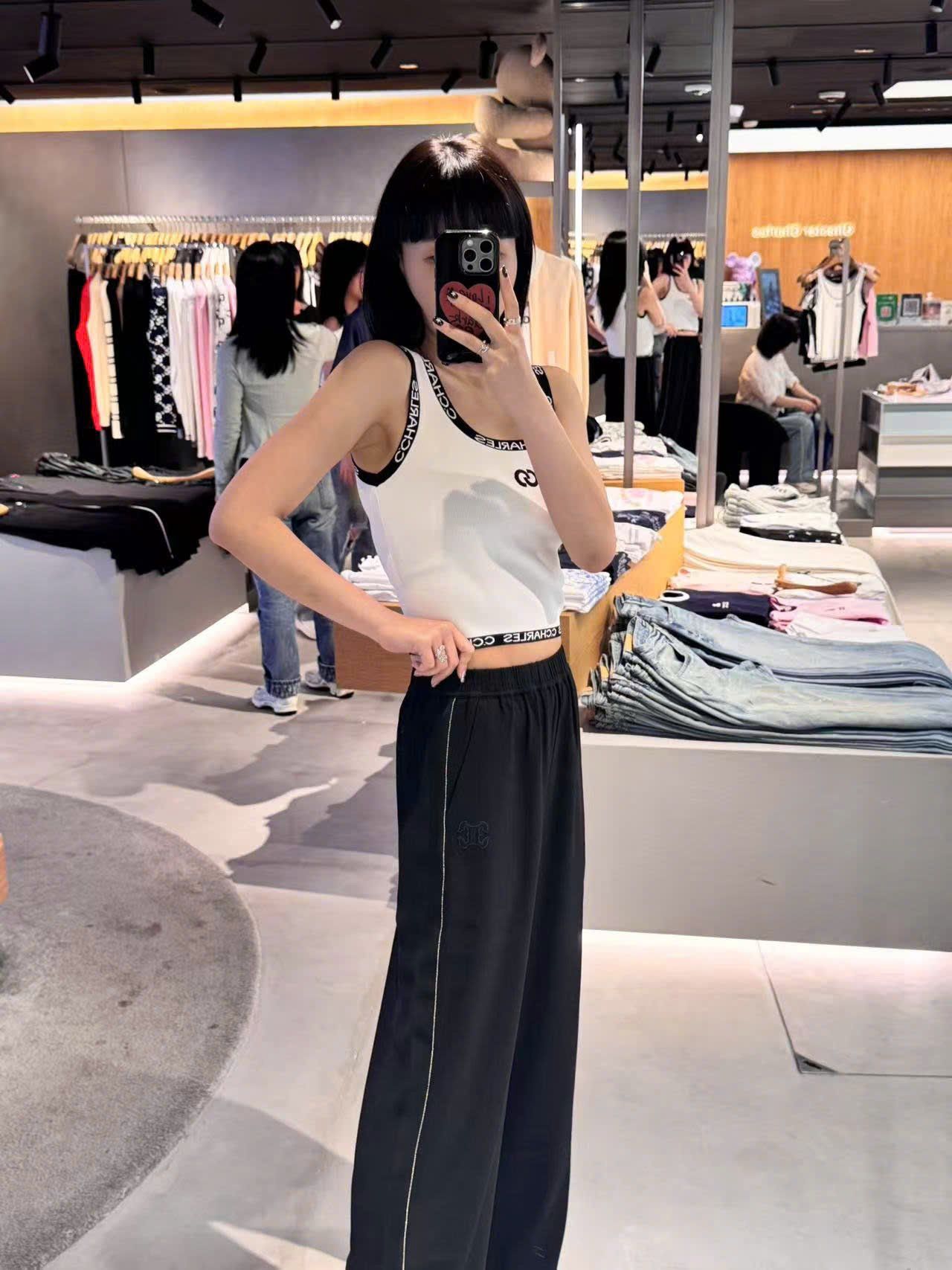  Quần đen logo túi viền đá nhỏ 