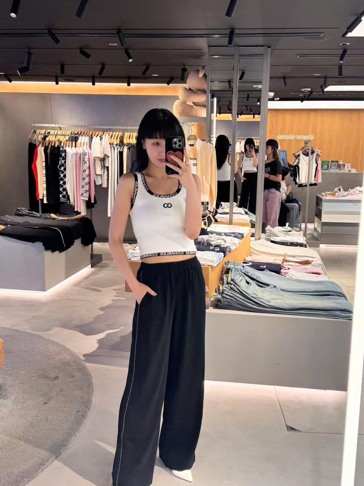  Quần đen logo túi viền đá nhỏ 