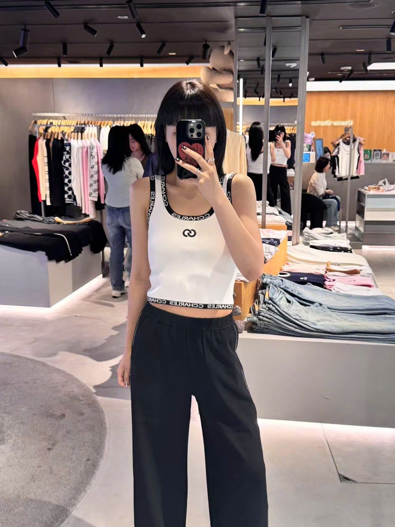  Quần đen logo túi viền đá nhỏ 