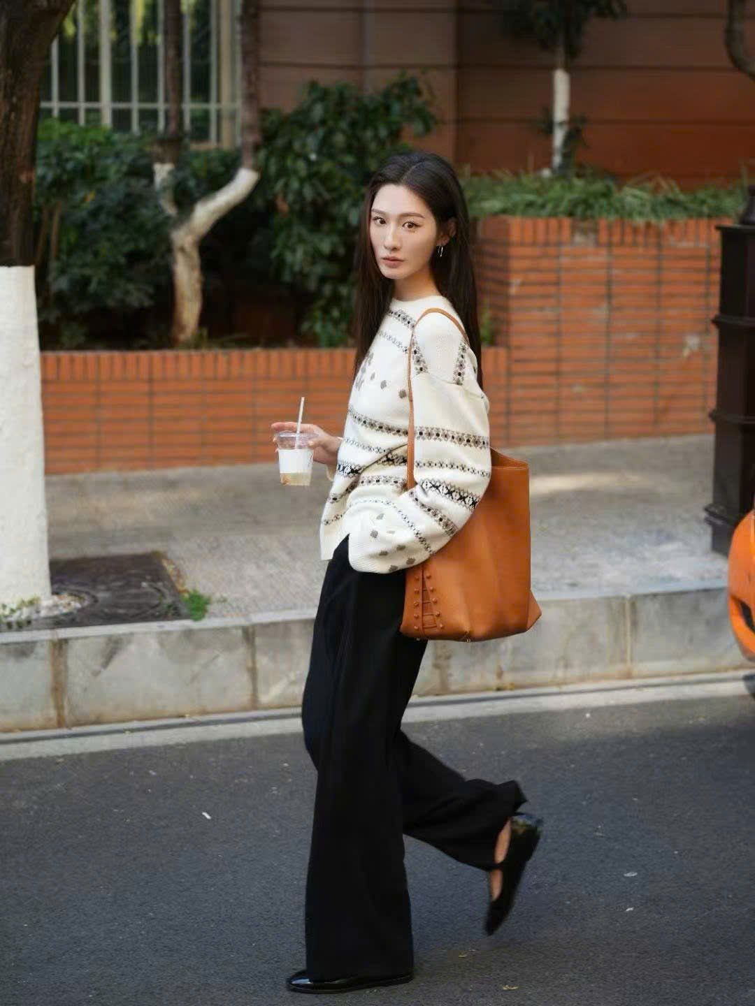  Áo kem dài tay họa tiết thổ cẩm 