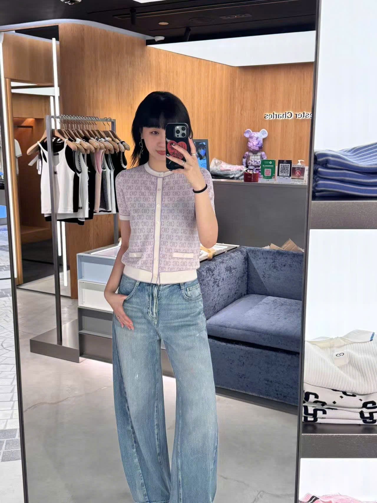  5.Quần jean xanh SS25 chữ chồng nhau 1 bên túi 