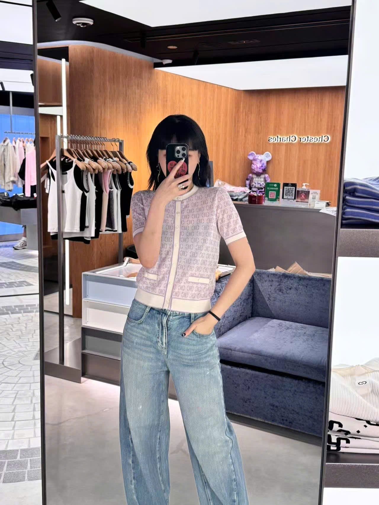  5.Quần jean xanh SS25 chữ chồng nhau 1 bên túi 