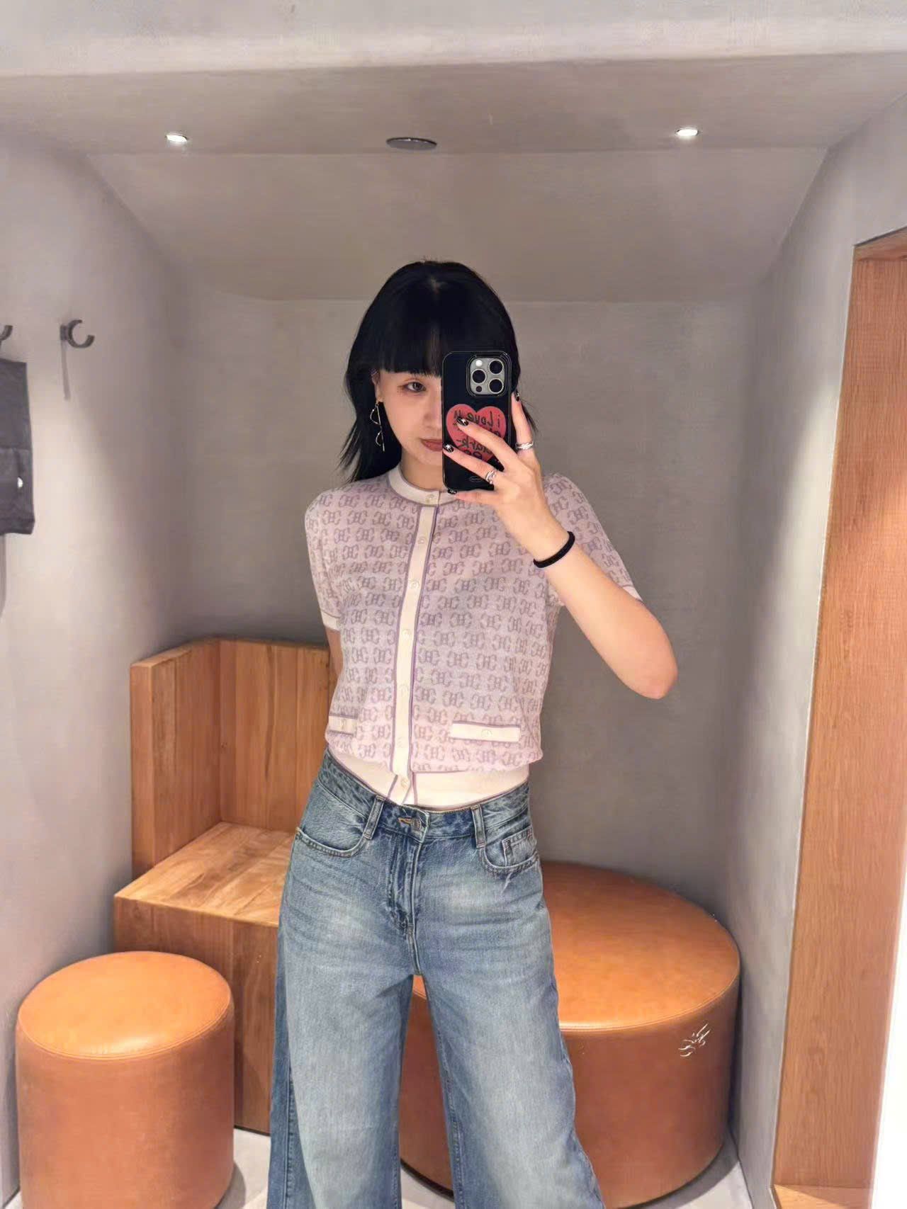  5.Quần jean xanh SS25 chữ chồng nhau 1 bên túi 