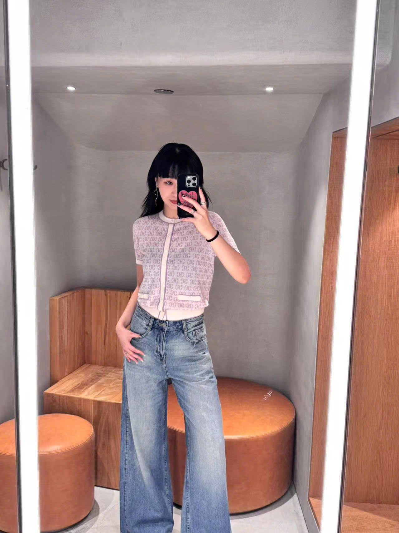  5.Quần jean xanh SS25 chữ chồng nhau 1 bên túi 