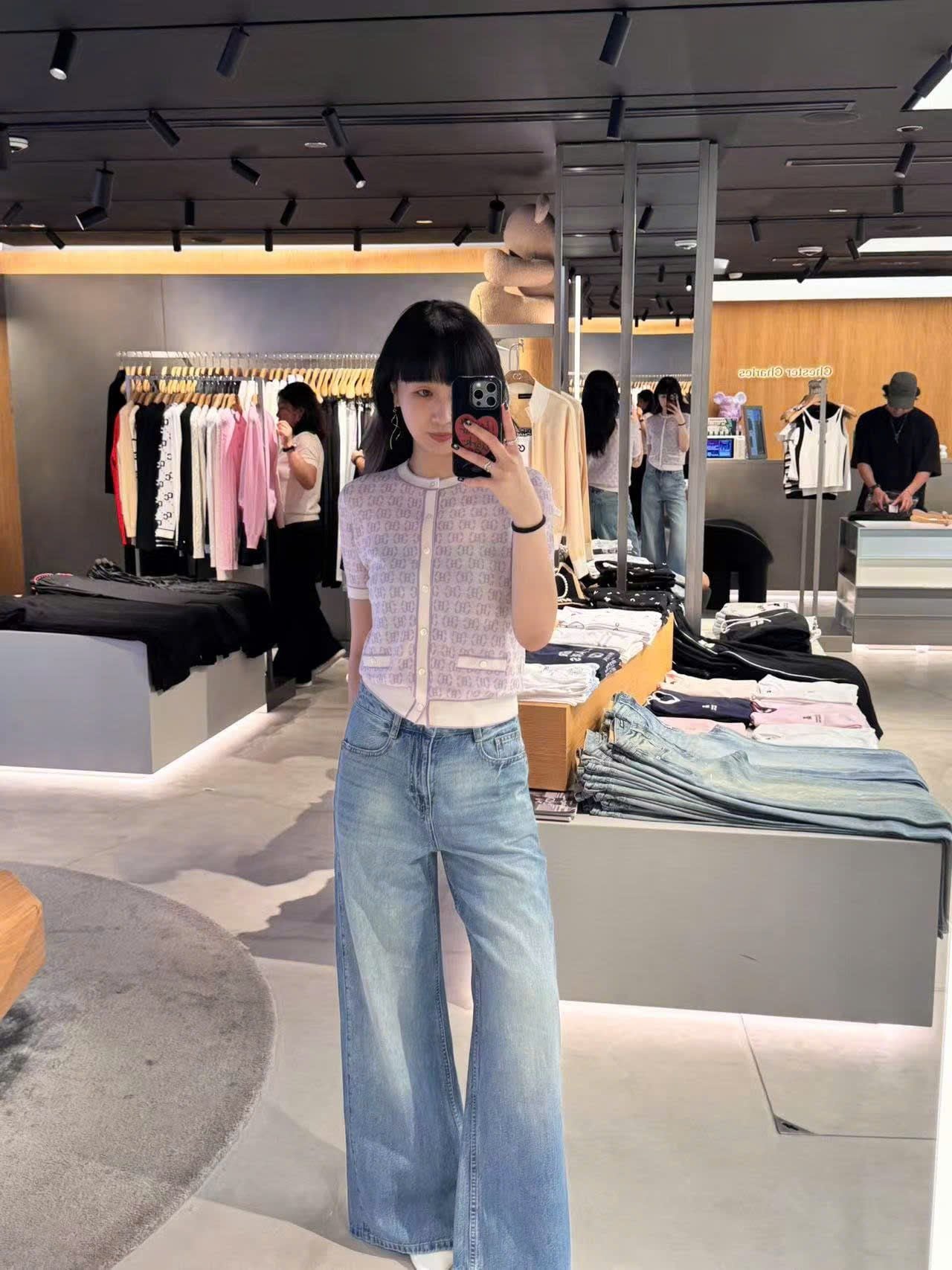  5.Quần jean xanh SS25 chữ chồng nhau 1 bên túi 